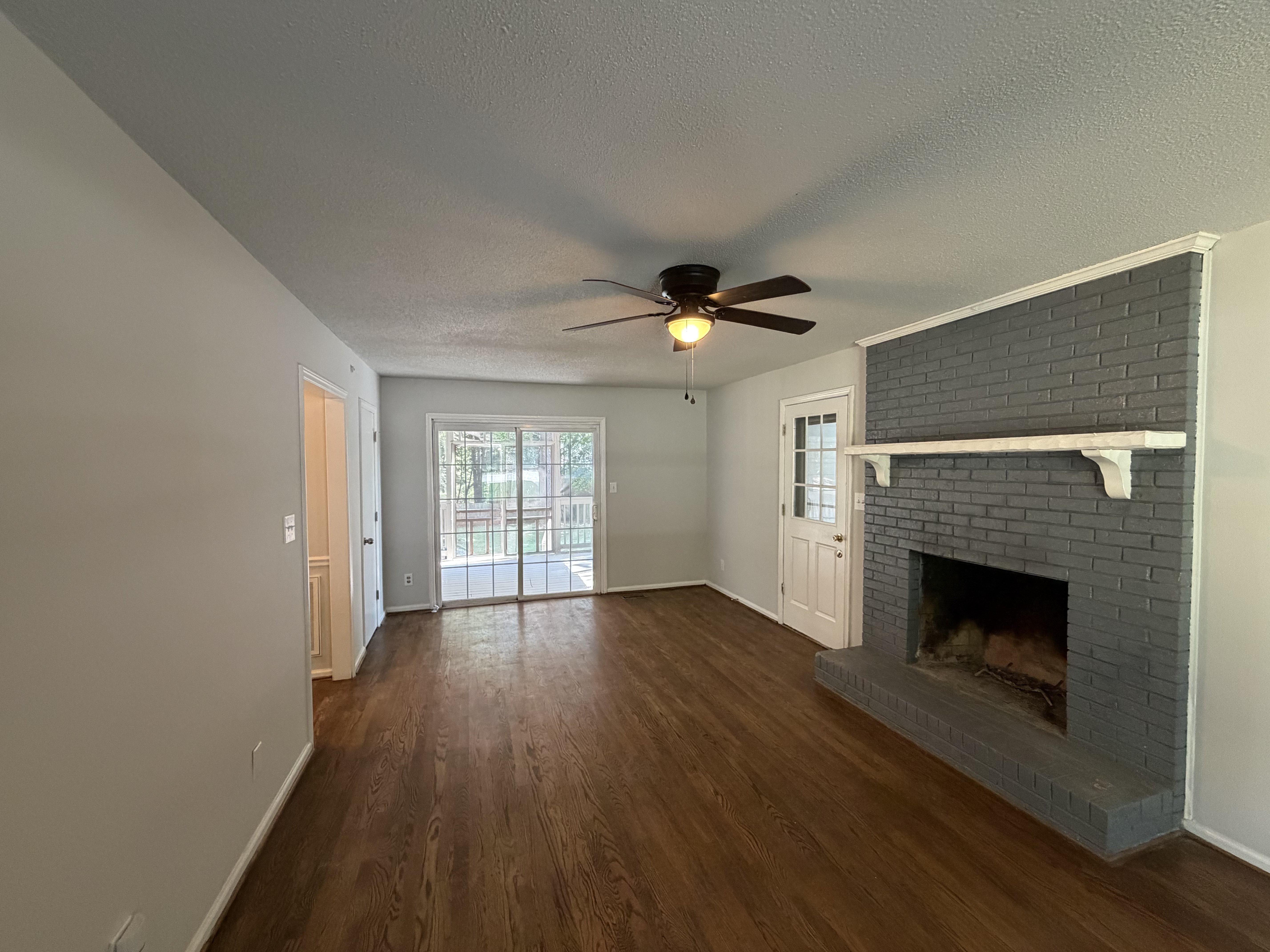 Photo 3 of 25 of 4614 Hickory Grove Rd, Mount Holly, NC