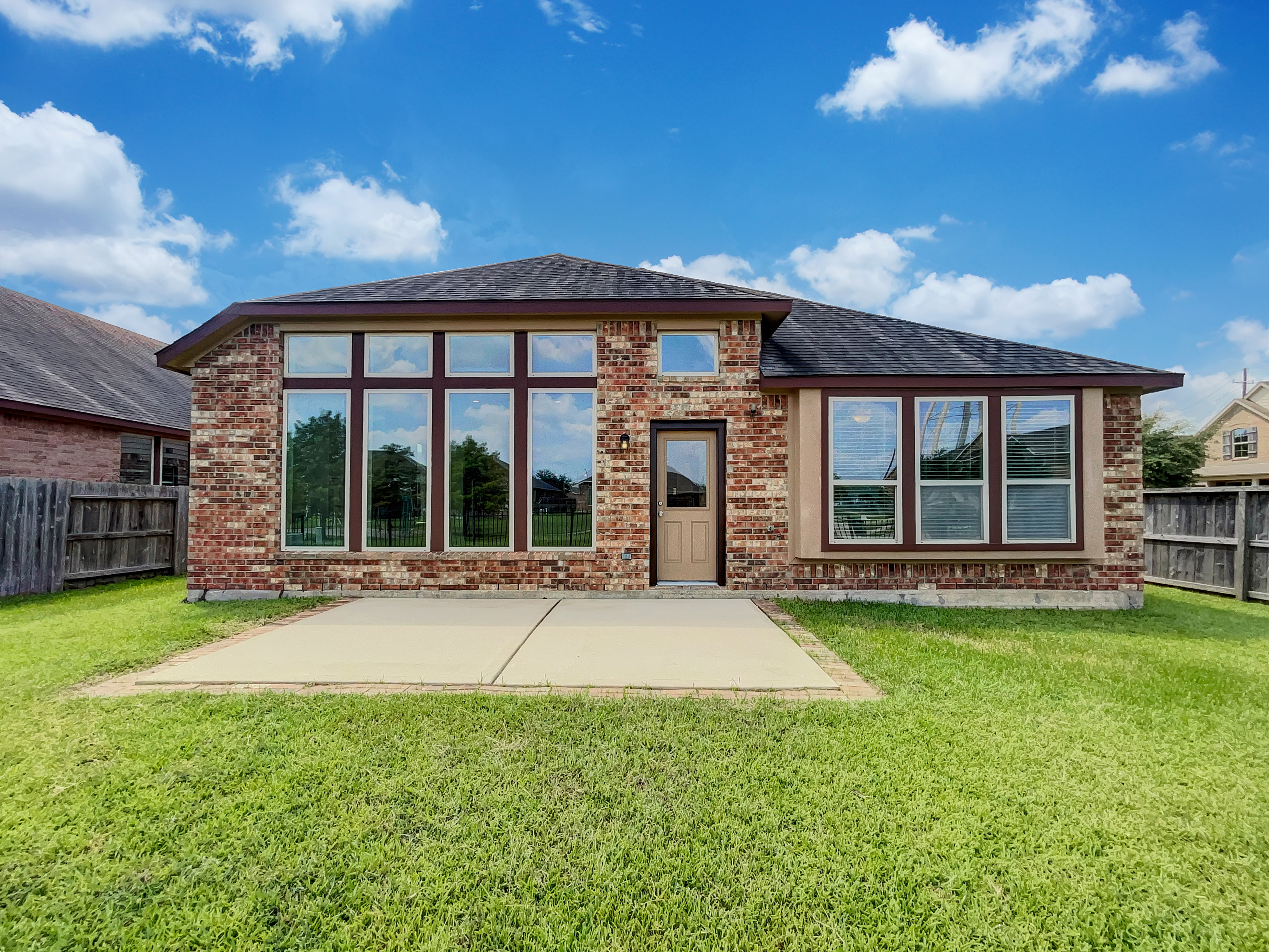 Photo 8 of 33 of 3627 Bartlett Way Dr, Pearland, TX