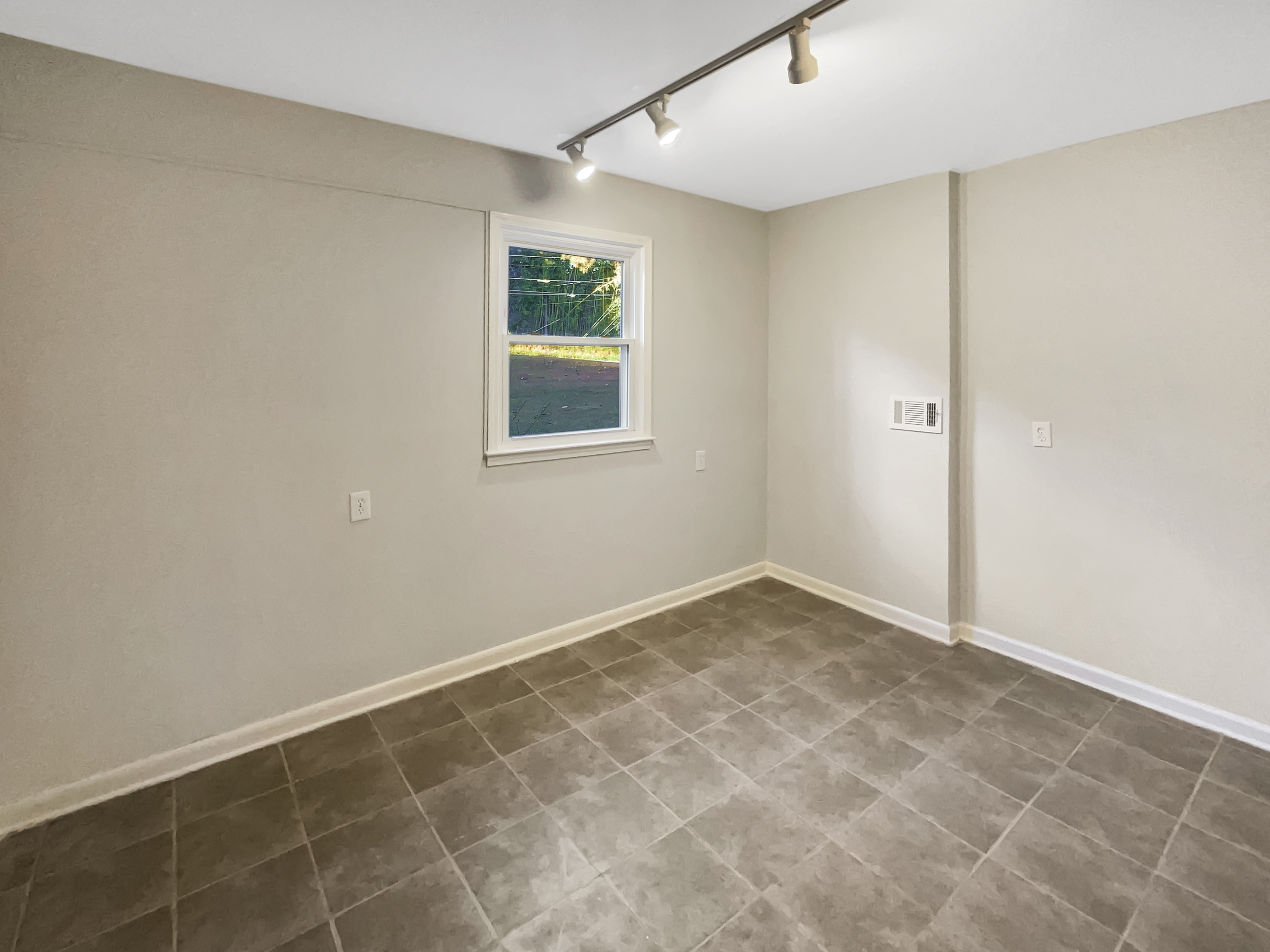 Photo 10 of 46 of 48 Russell Rd, Lawrenceville, GA