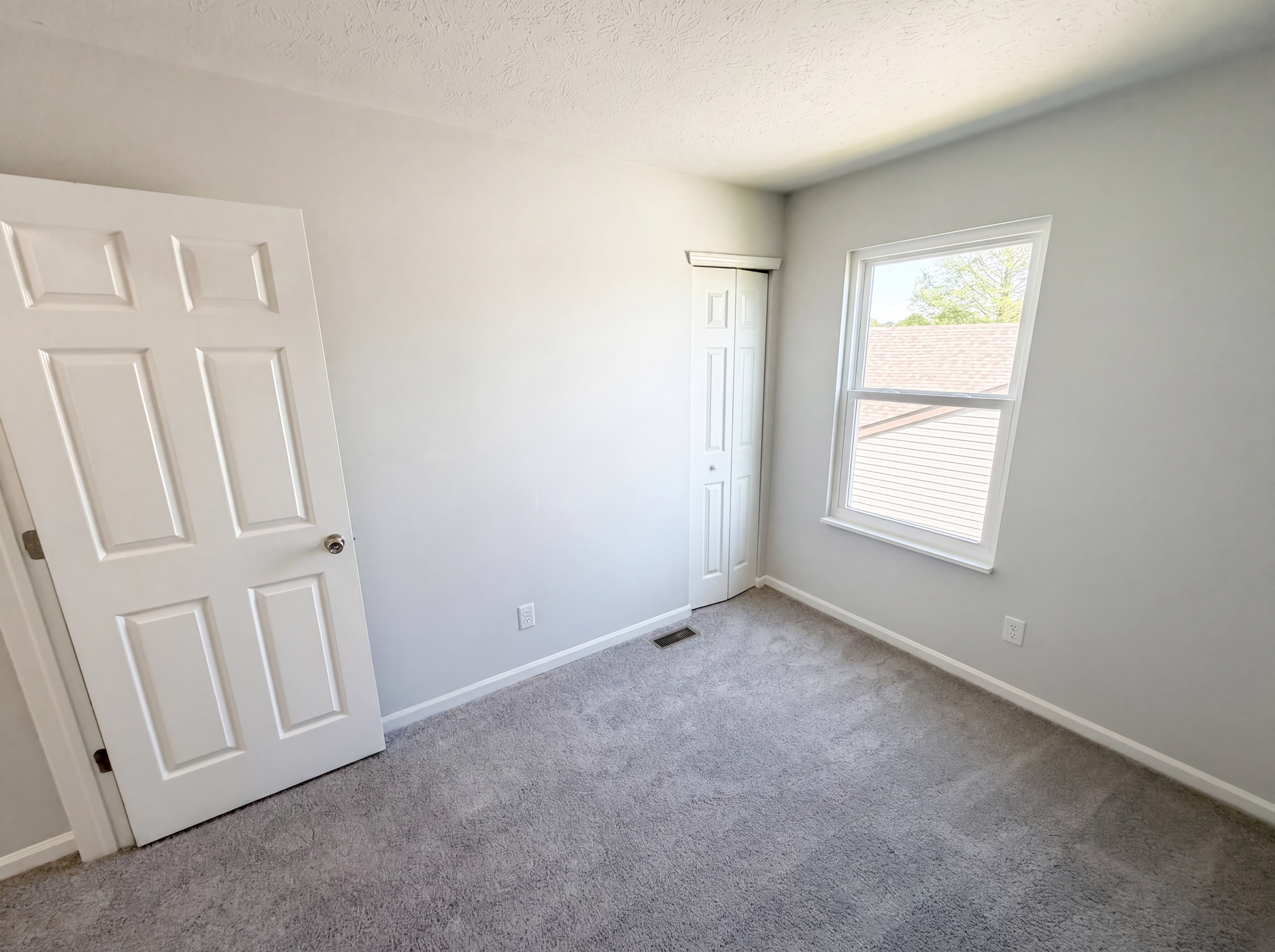 Photo 17 of 26 of 2219 Rolling Oak Dr, Indianapolis, IN