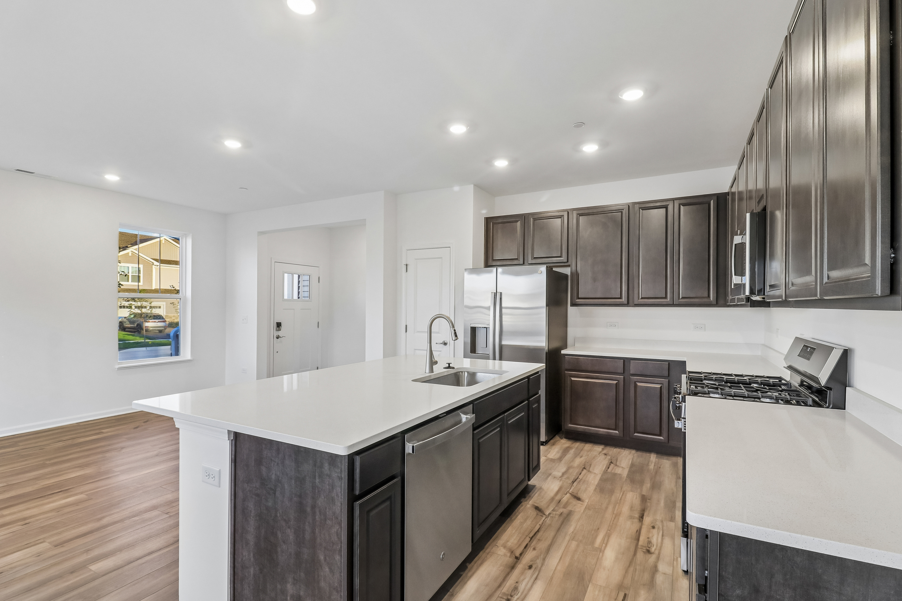 Photo 2 of 28 of 643 Cassia Ct, Crystal Lake, IL