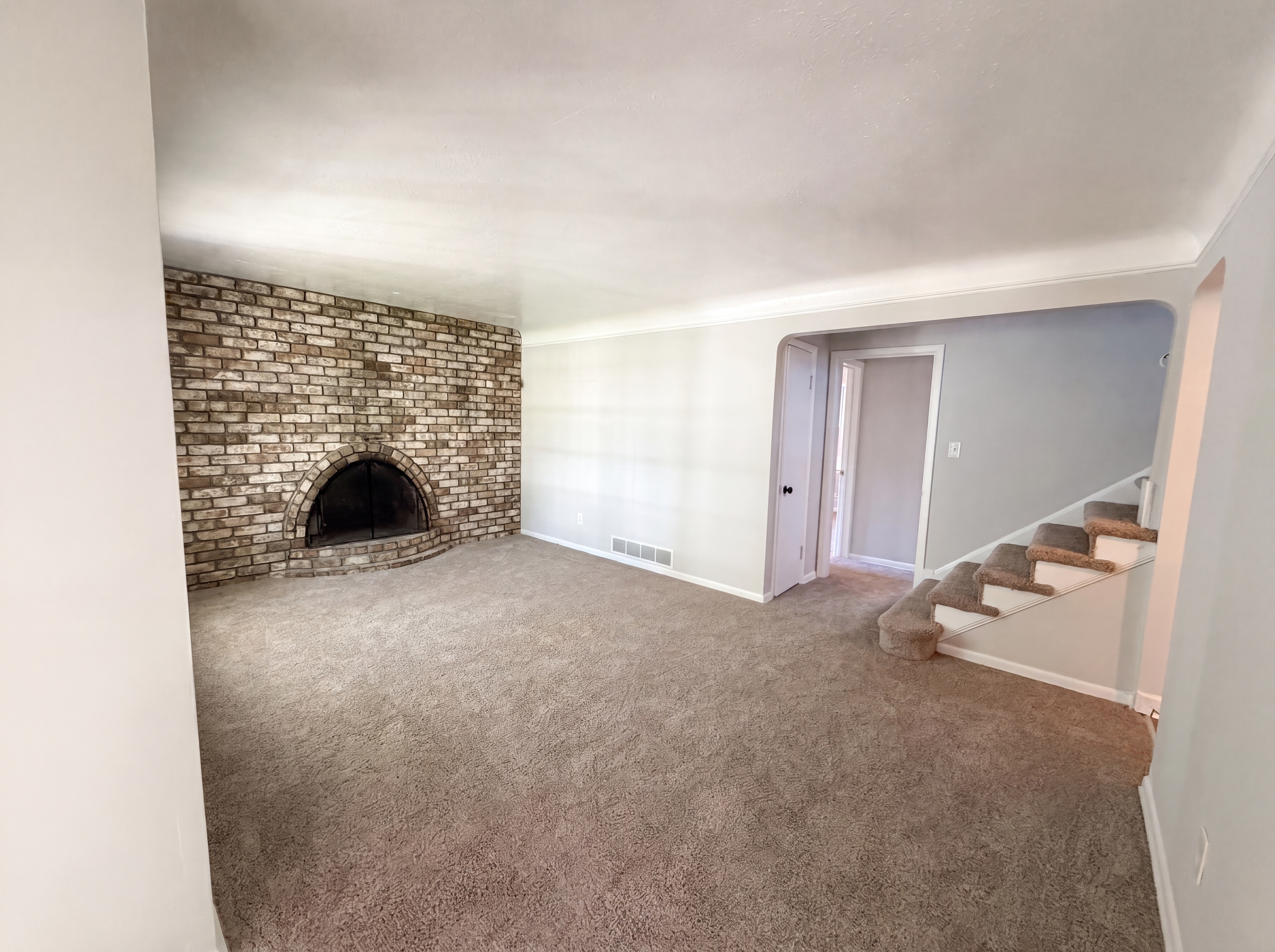 Photo 6 of 25 of 1384 Ford Rd, Cleveland, OH