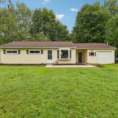 Property photo 1 of 1994 Pinewood Dr