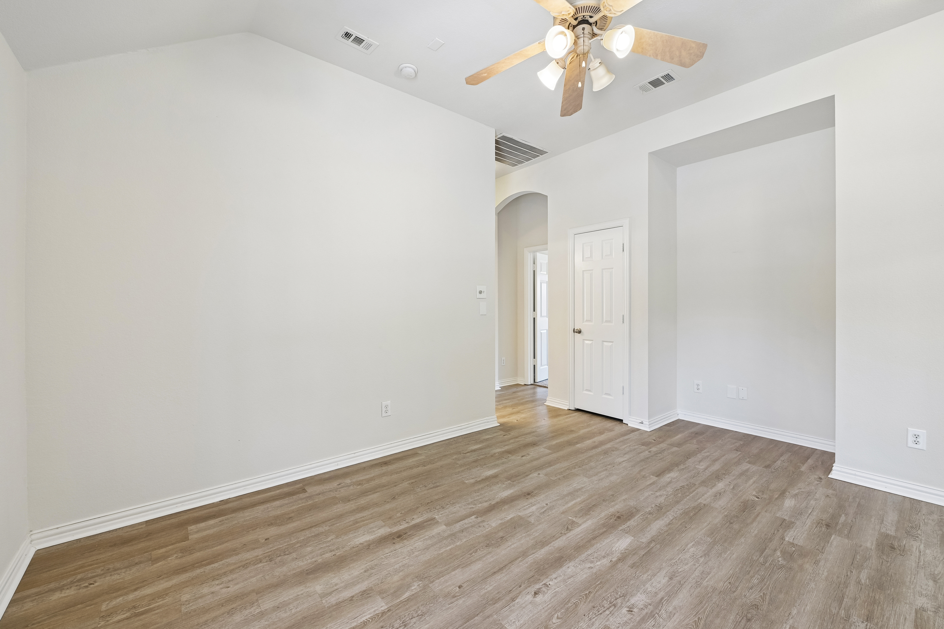 Photo 18 of 35 of 1009 Spinnaker Dr, Forney, TX