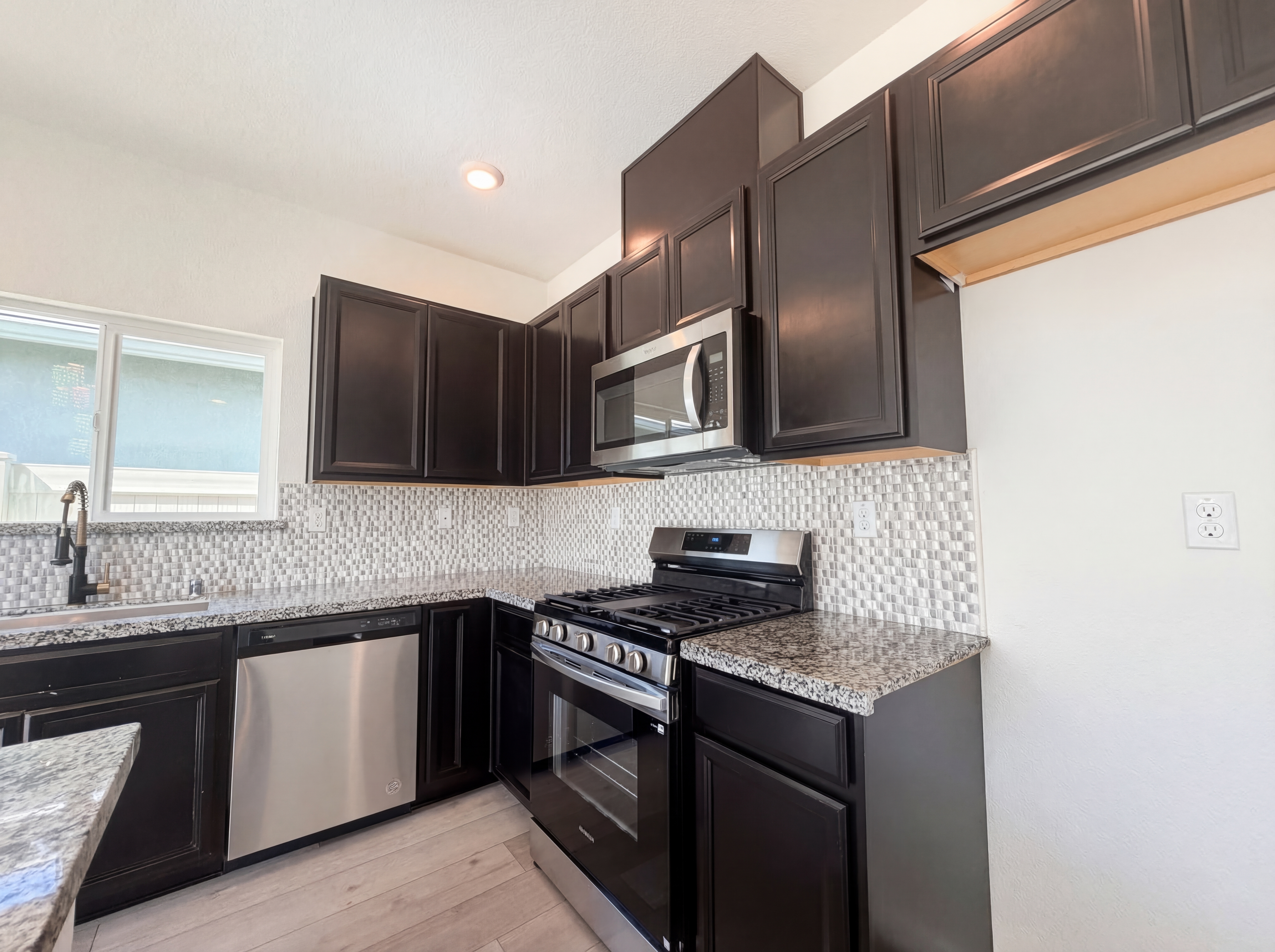 Photo 22 of 46 of 1176 Willow Hill Ave, Sacramento, CA