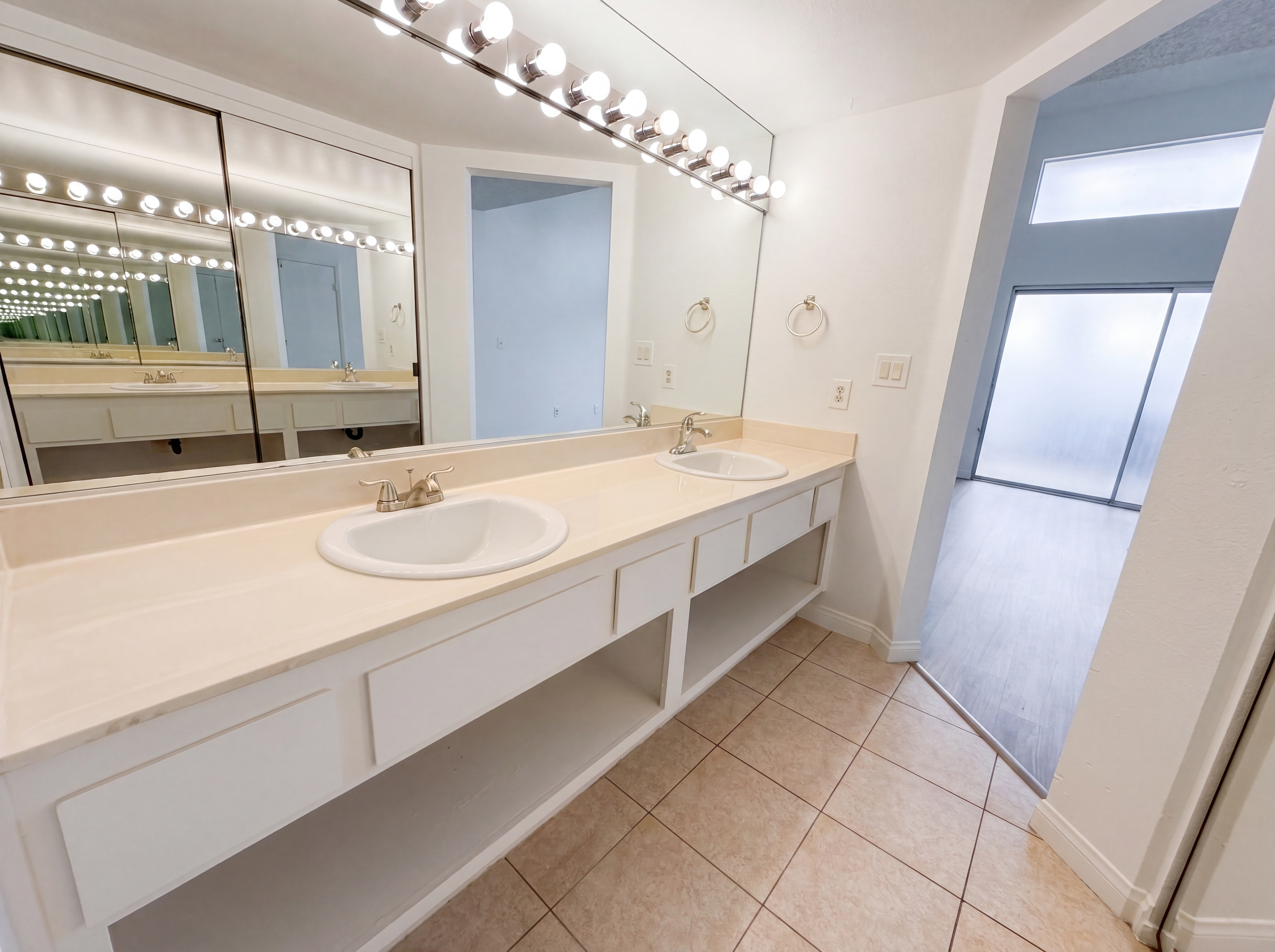 Photo 6 of 28 of 5631 Vineyard Ln, Las Vegas, NV
