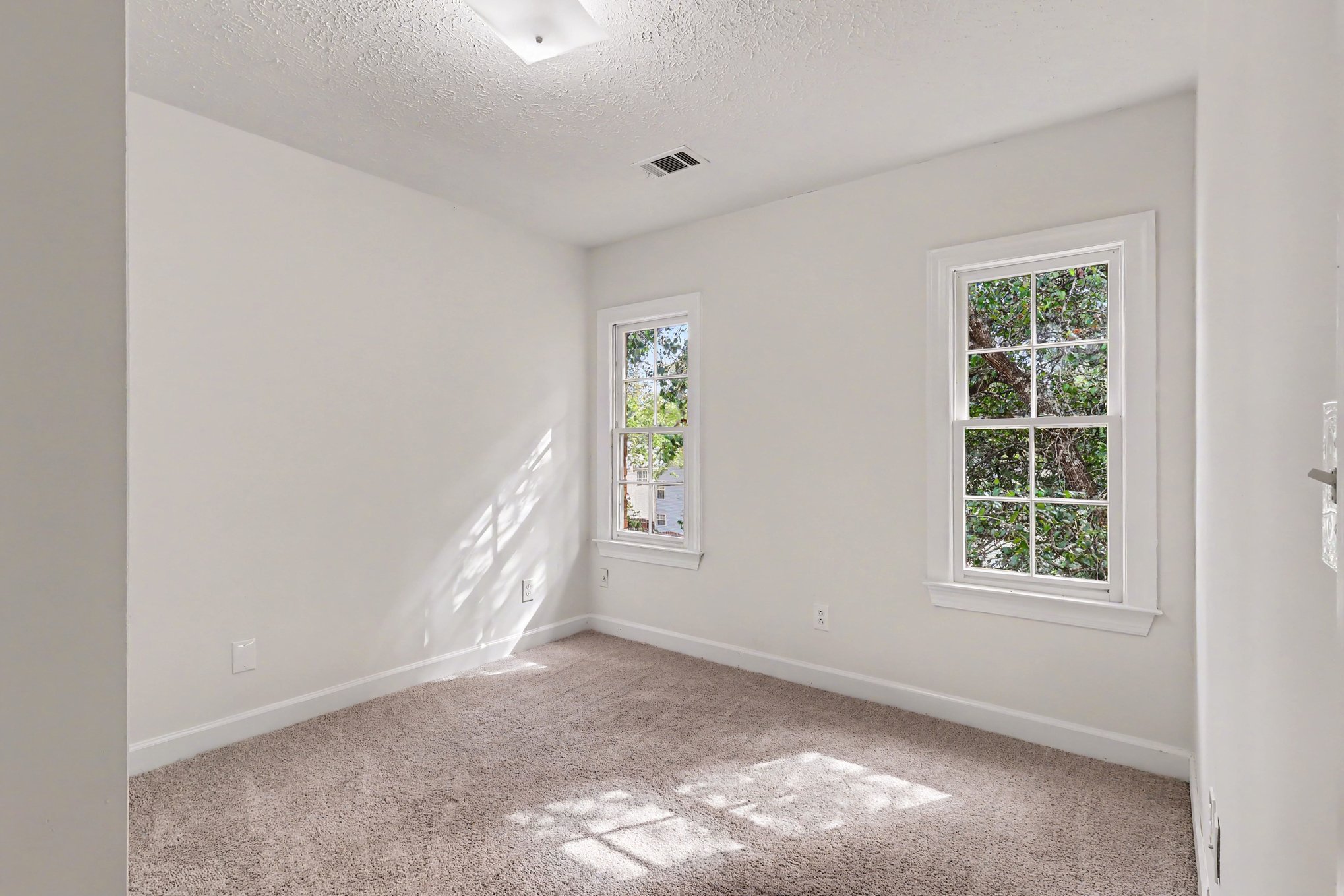 Photo 11 of 18 of 6391 Phillips Pl, Lithonia, GA