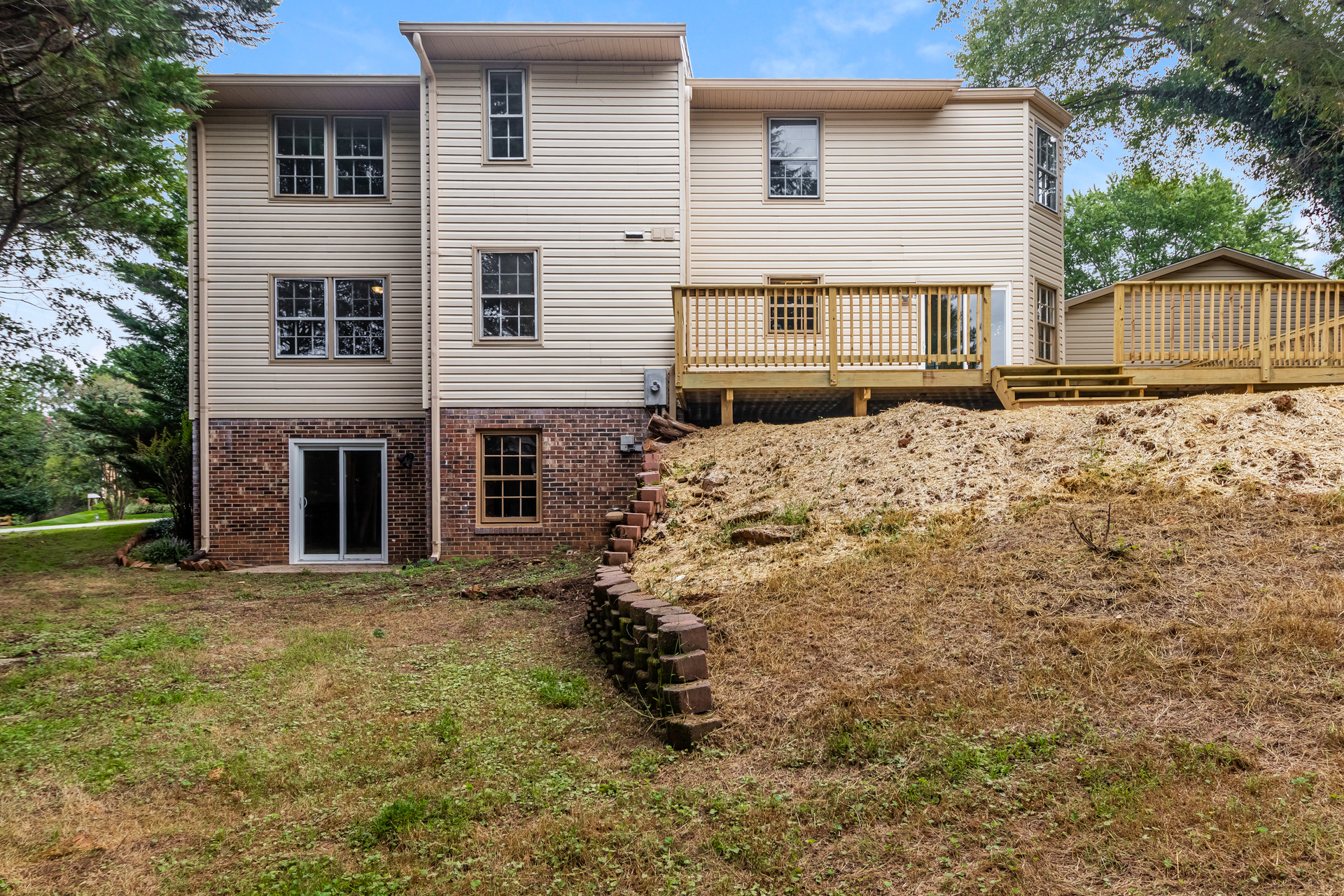 Photo 5 of 31 of 1600 Charnita Ct, Vienna, VA