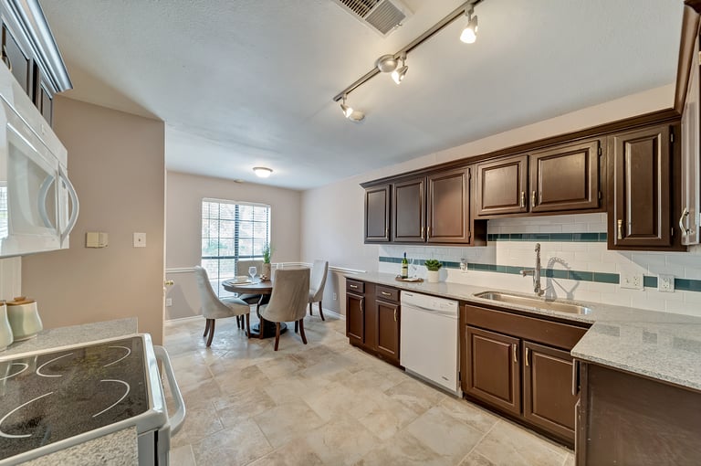 Photo 8 of 35 - 6711 Keeler Dr, Arlington, TX 76001