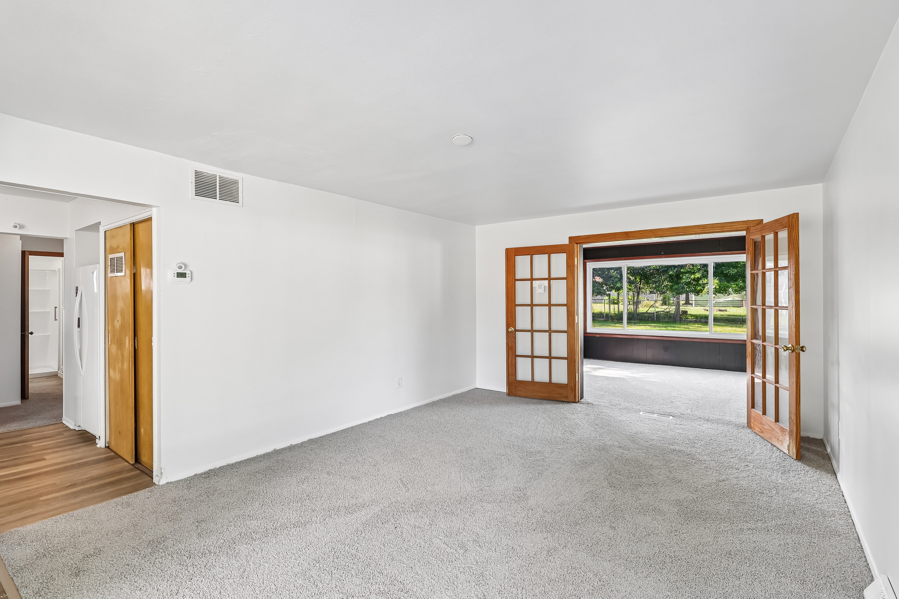 Photo 3 of 33 of 9011 Manorford Dr, Cleveland, OH