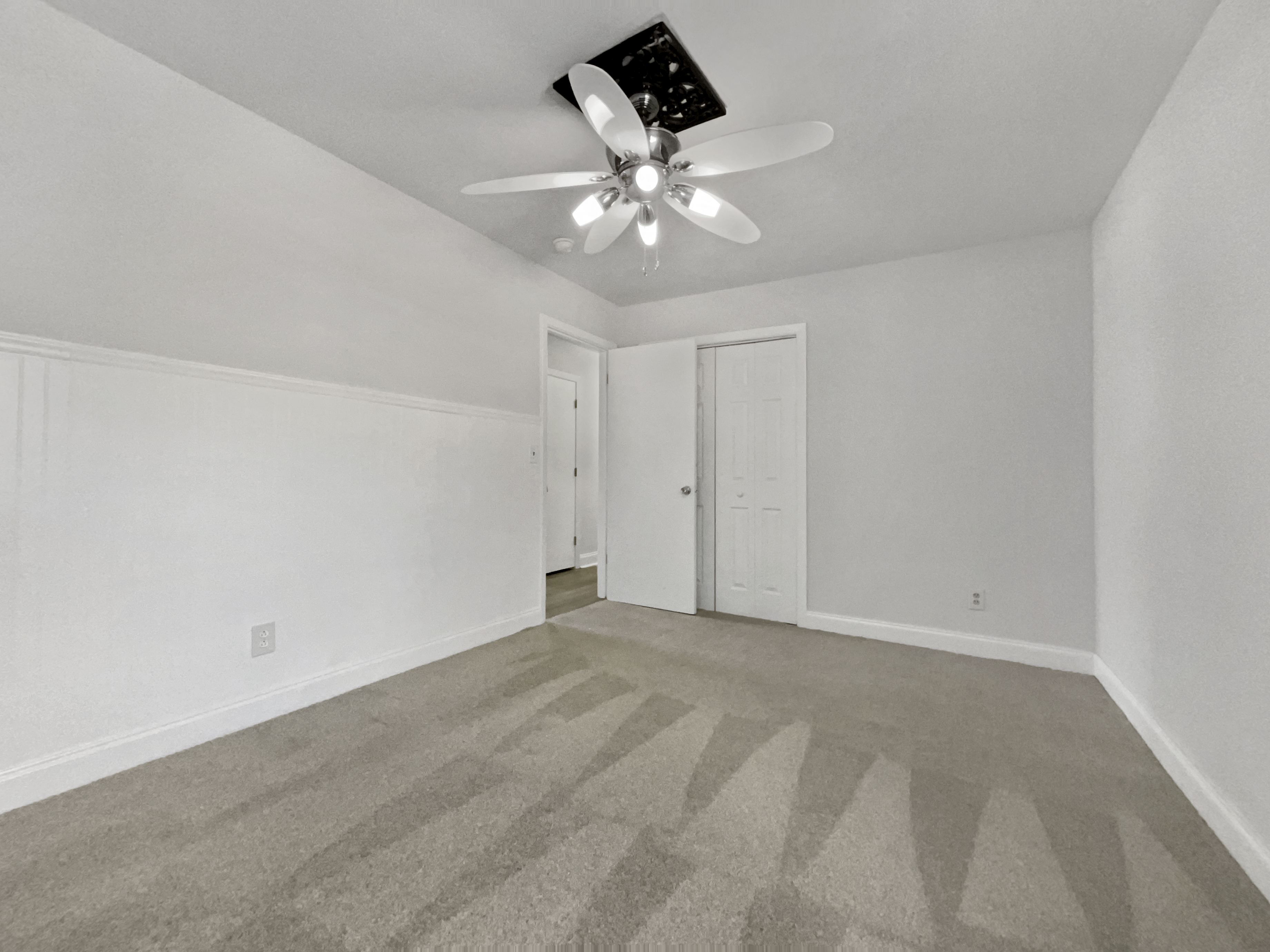 Photo 11 of 18 of 5142 Meadowbrook Dr, Fayetteville, NC