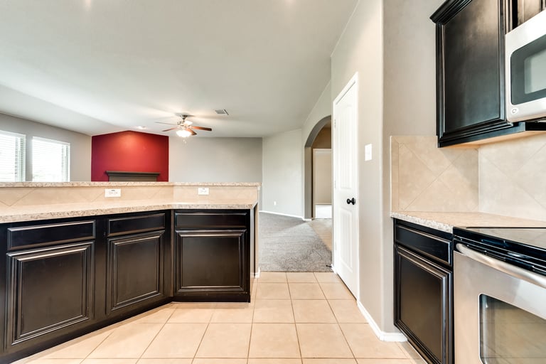Photo 8 of 32 - 890 Lancashire Ln, Aubrey, TX 76227
