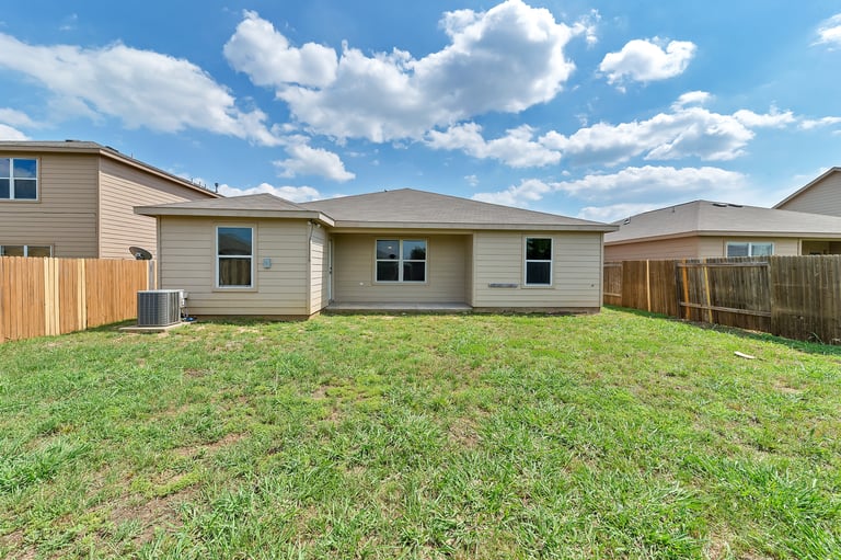 Photo 22 of 22 - 516 Noble Grove Ln, Fort Worth, TX 76140