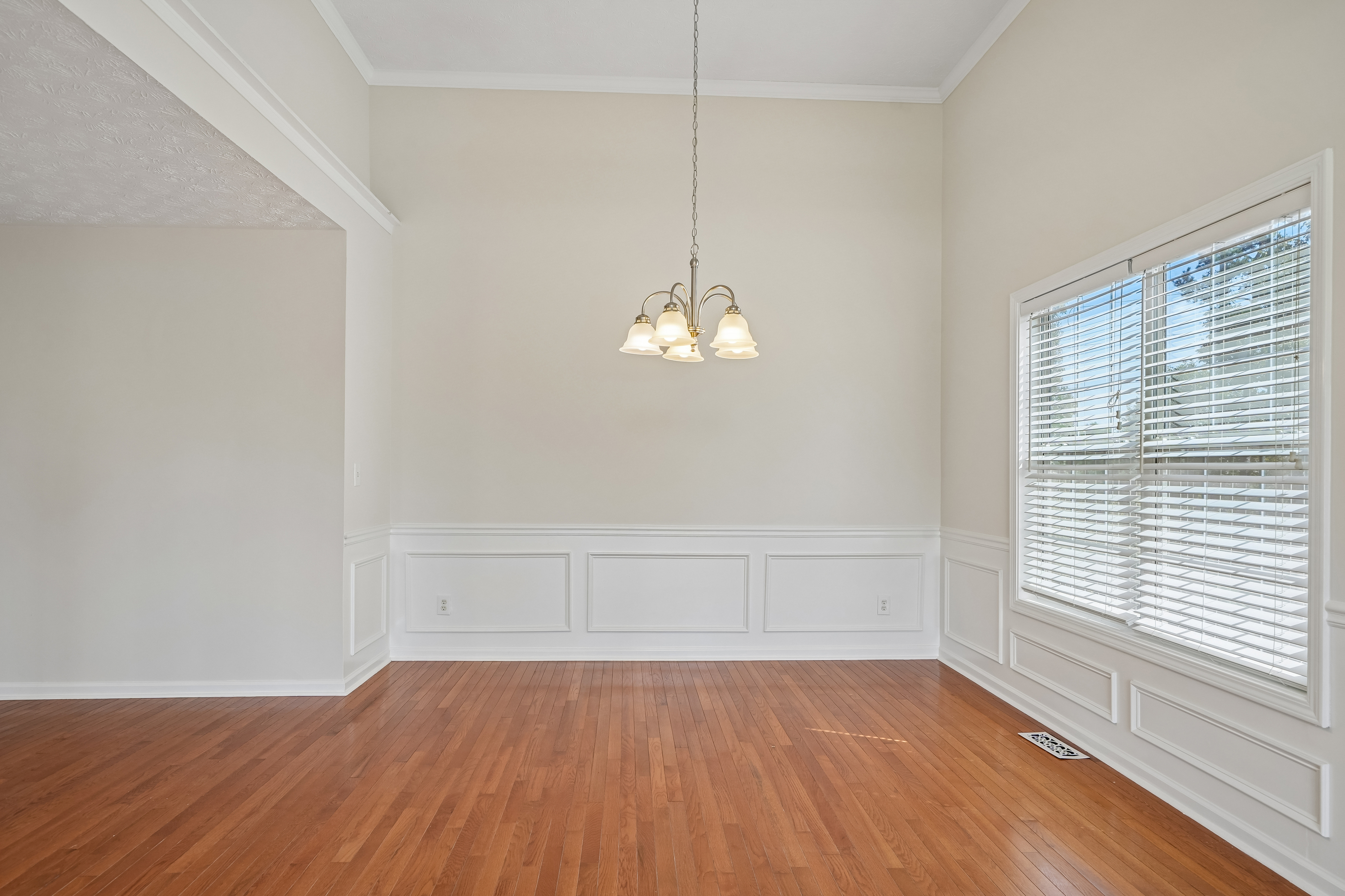 Photo 10 of 37 of 3493 Dunbar Ln, Suwanee, GA