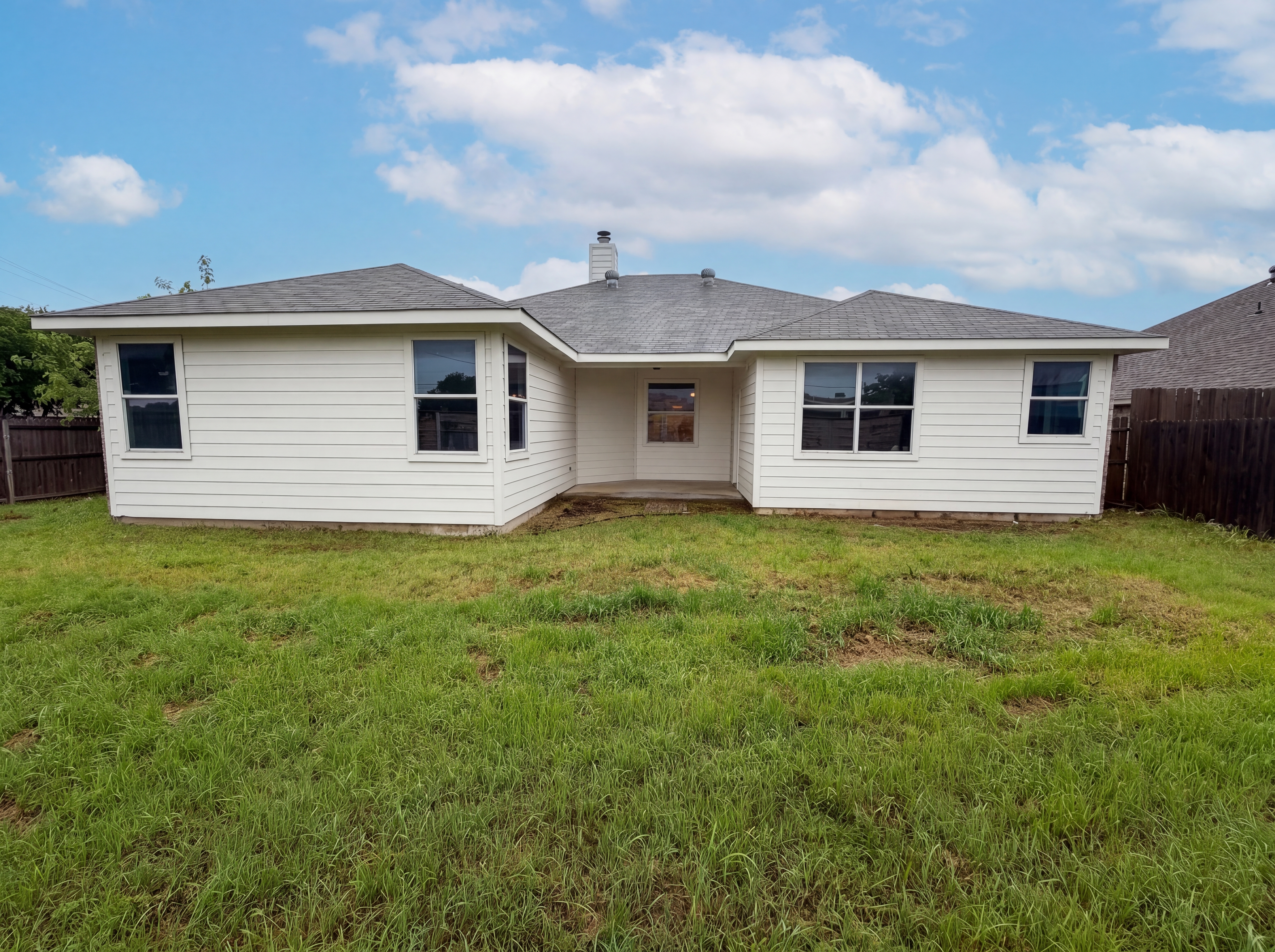 Photo 5 of 19 of 1100 Whispering Mdws, Crowley, TX