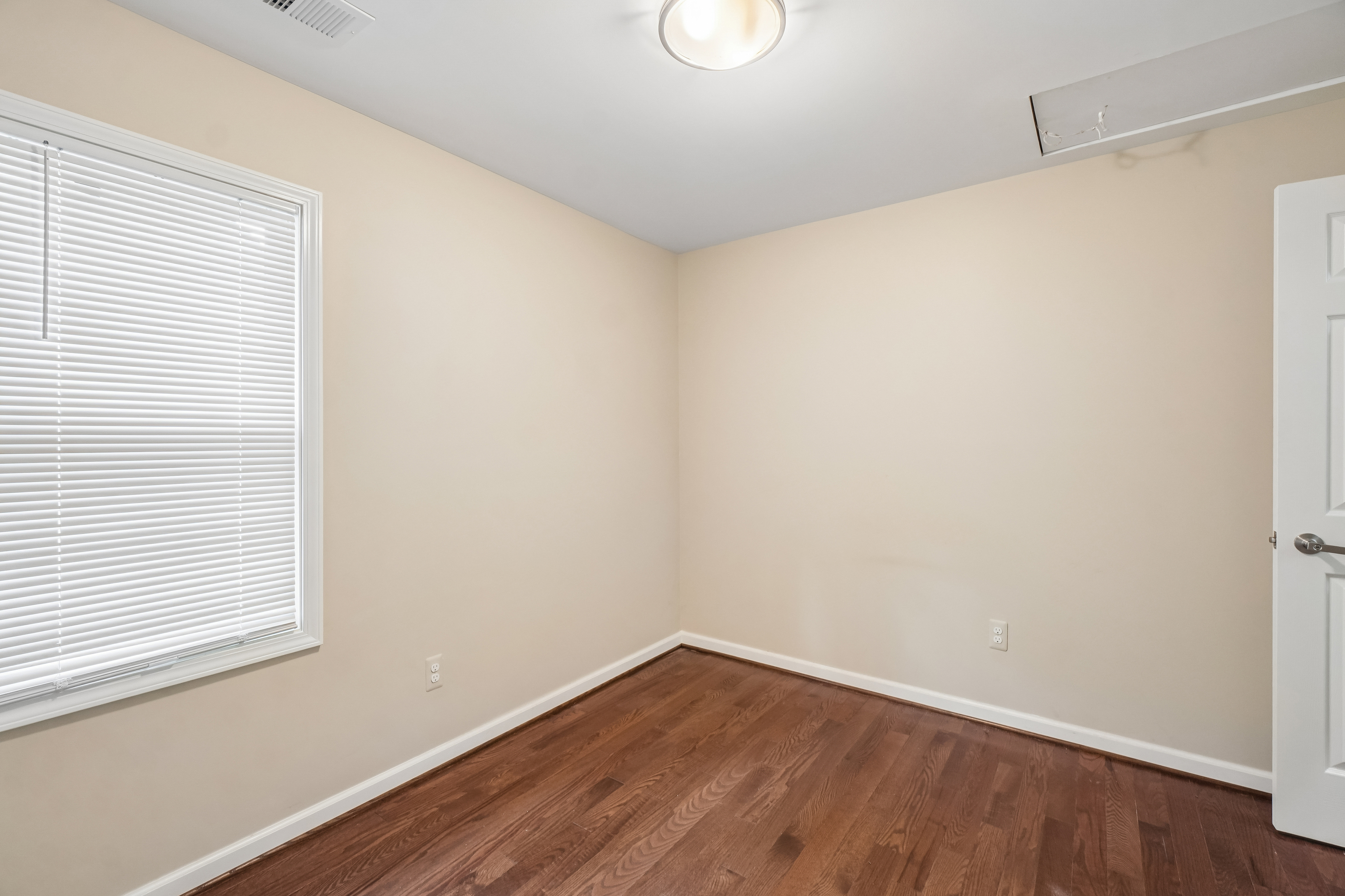 Photo 19 of 38 of 20919 Hollywood St, Harper Woods, MI