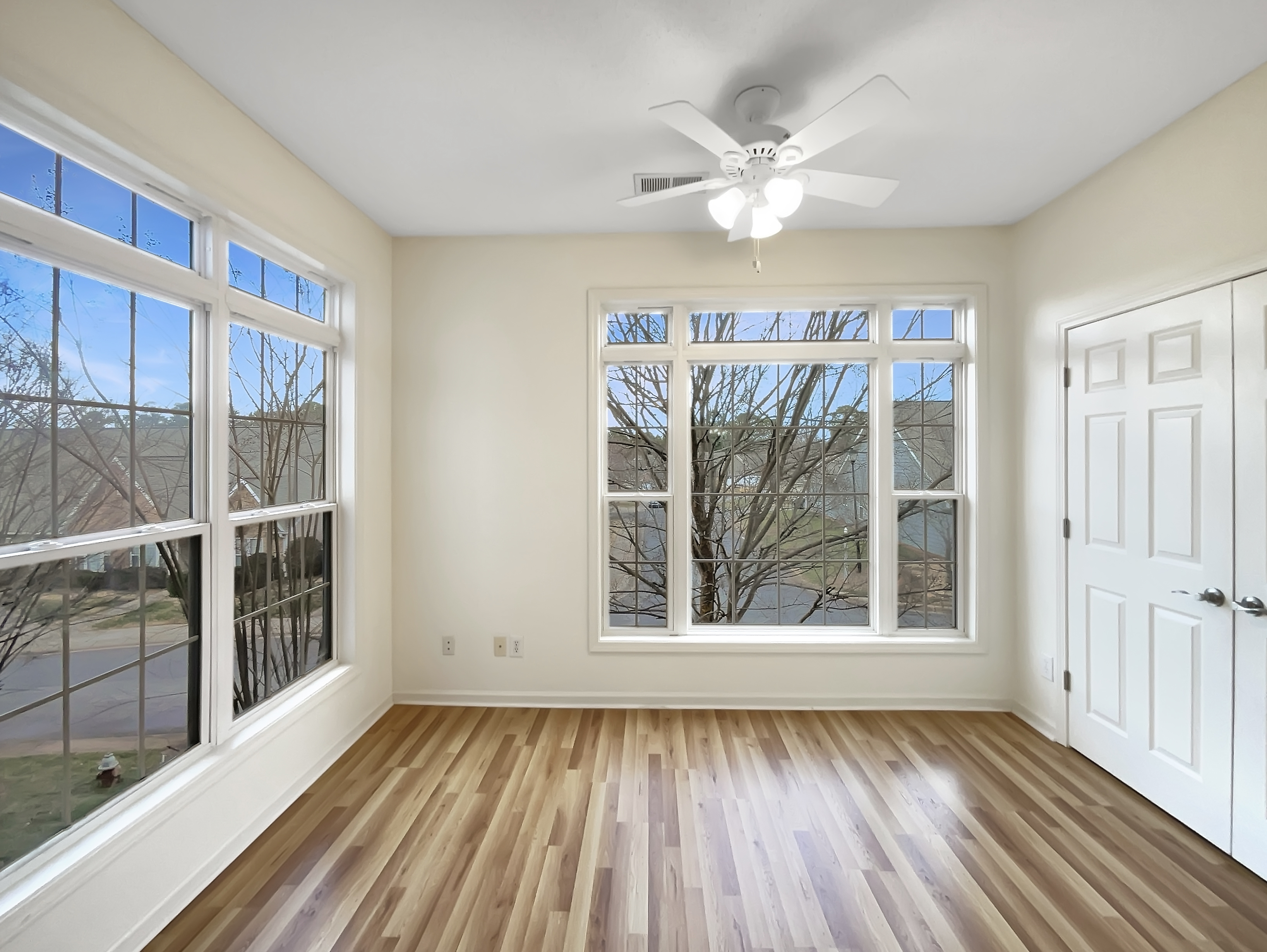 Photo 7 of 16 of 2501 Huntscroft Ln, Raleigh, NC