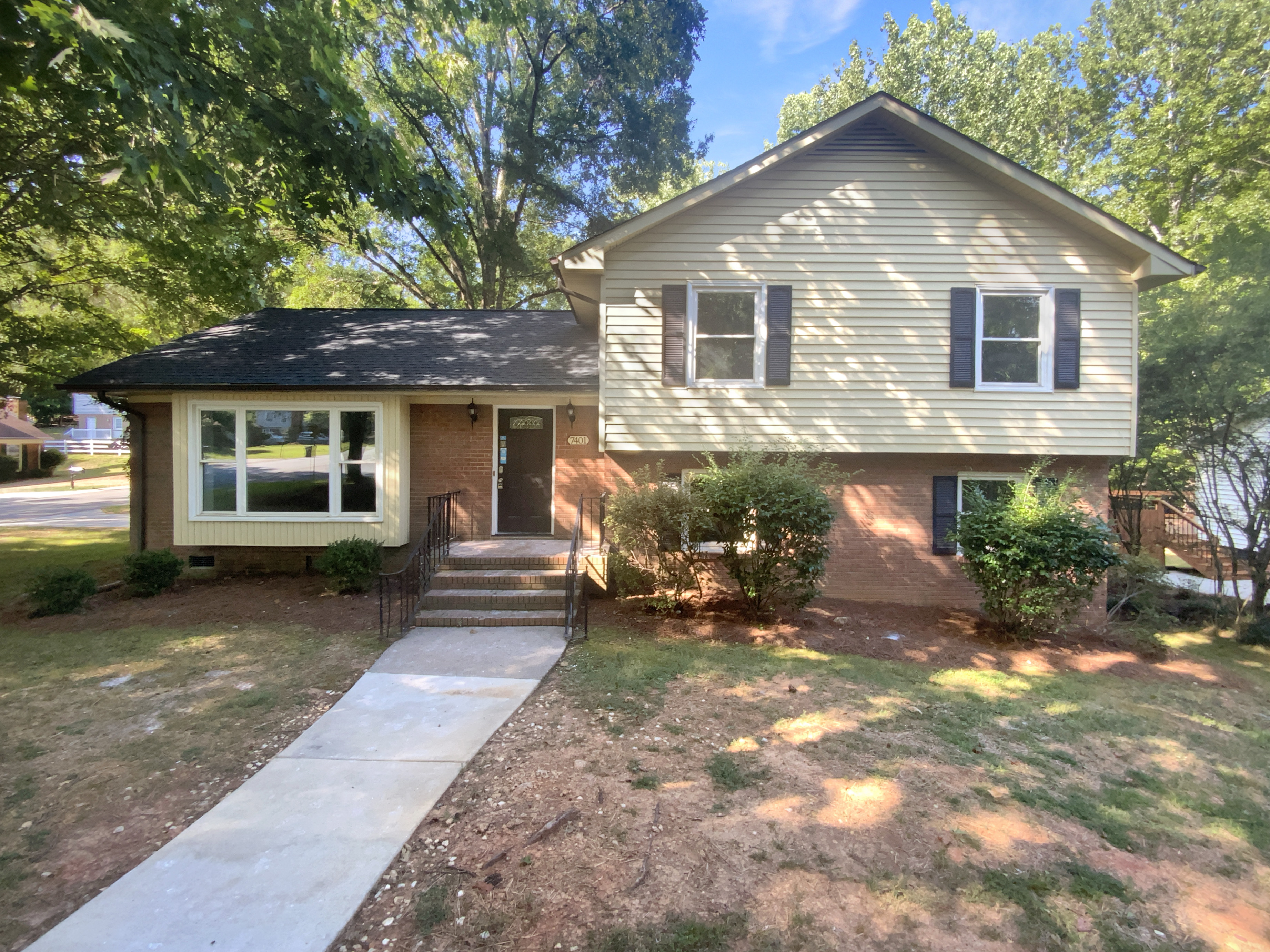 Photo 8 of 19 of 7401 Limerick Dr, Charlotte, NC