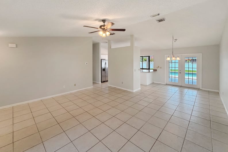Property photo 3 of 2305 SW Fern Cir