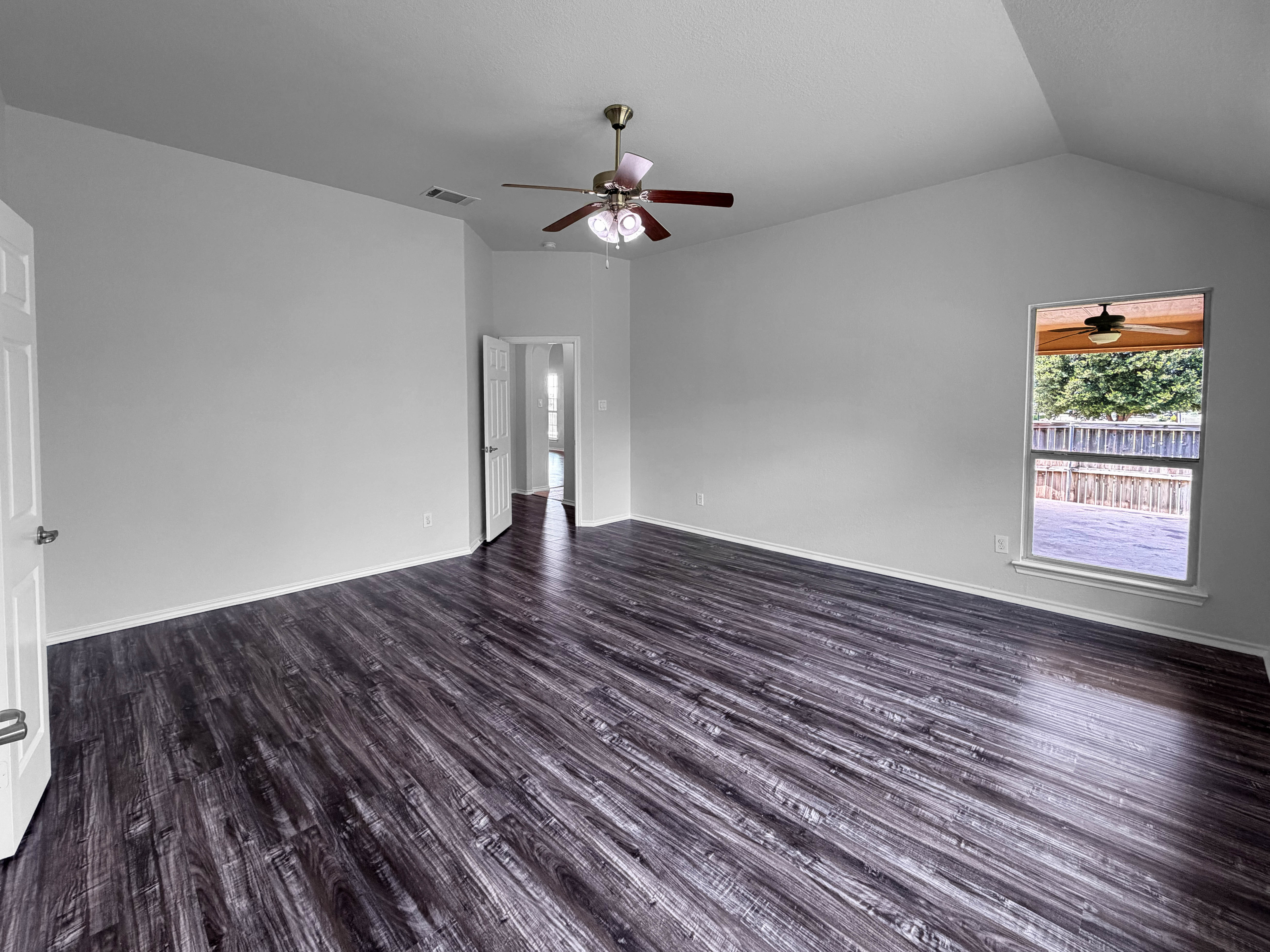 Photo 4 of 21 of 10036 Red Bluff Ln, Fort Worth, TX