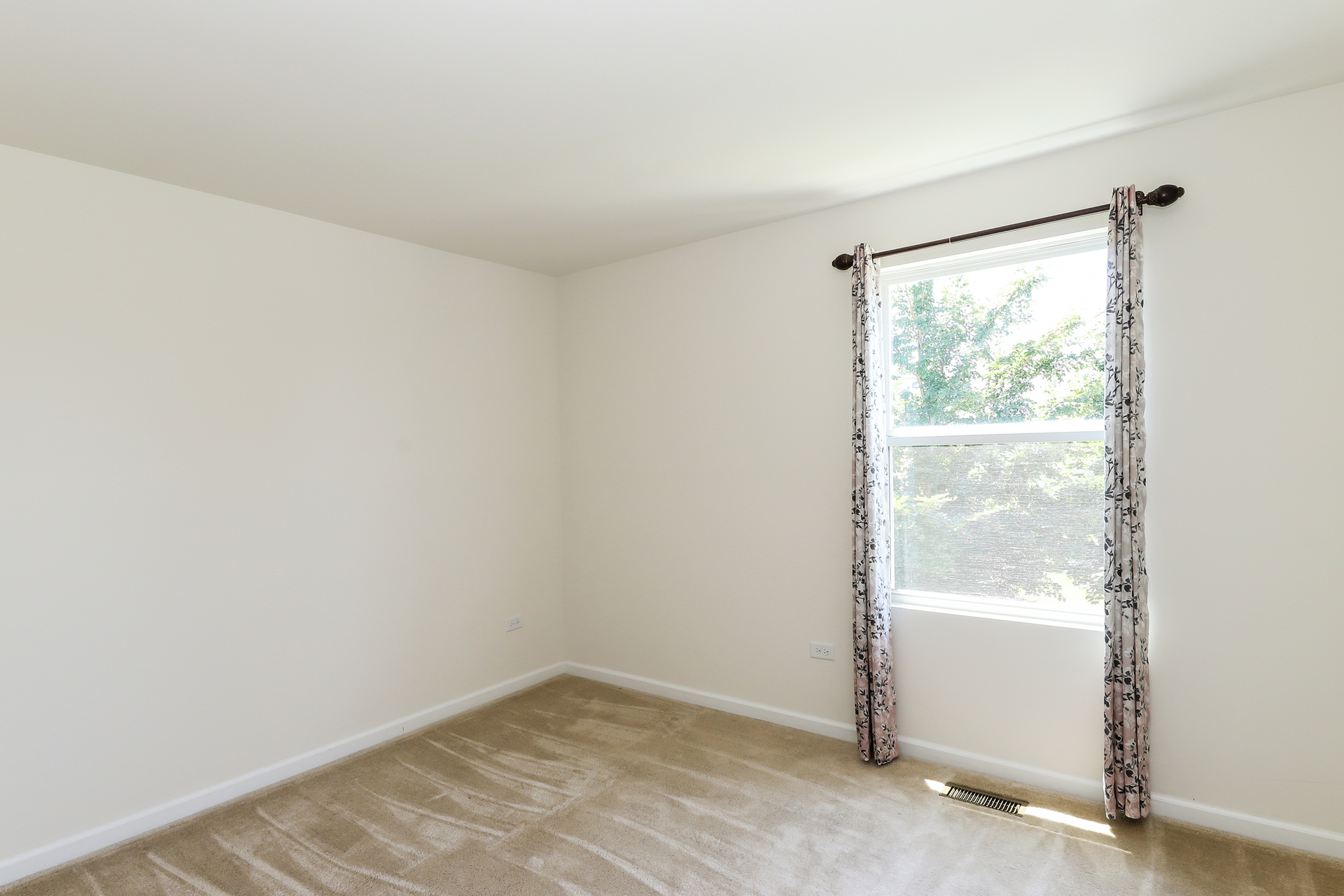 Photo 14 of 21 of 1437 Crimson Ln, Yorkville, IL