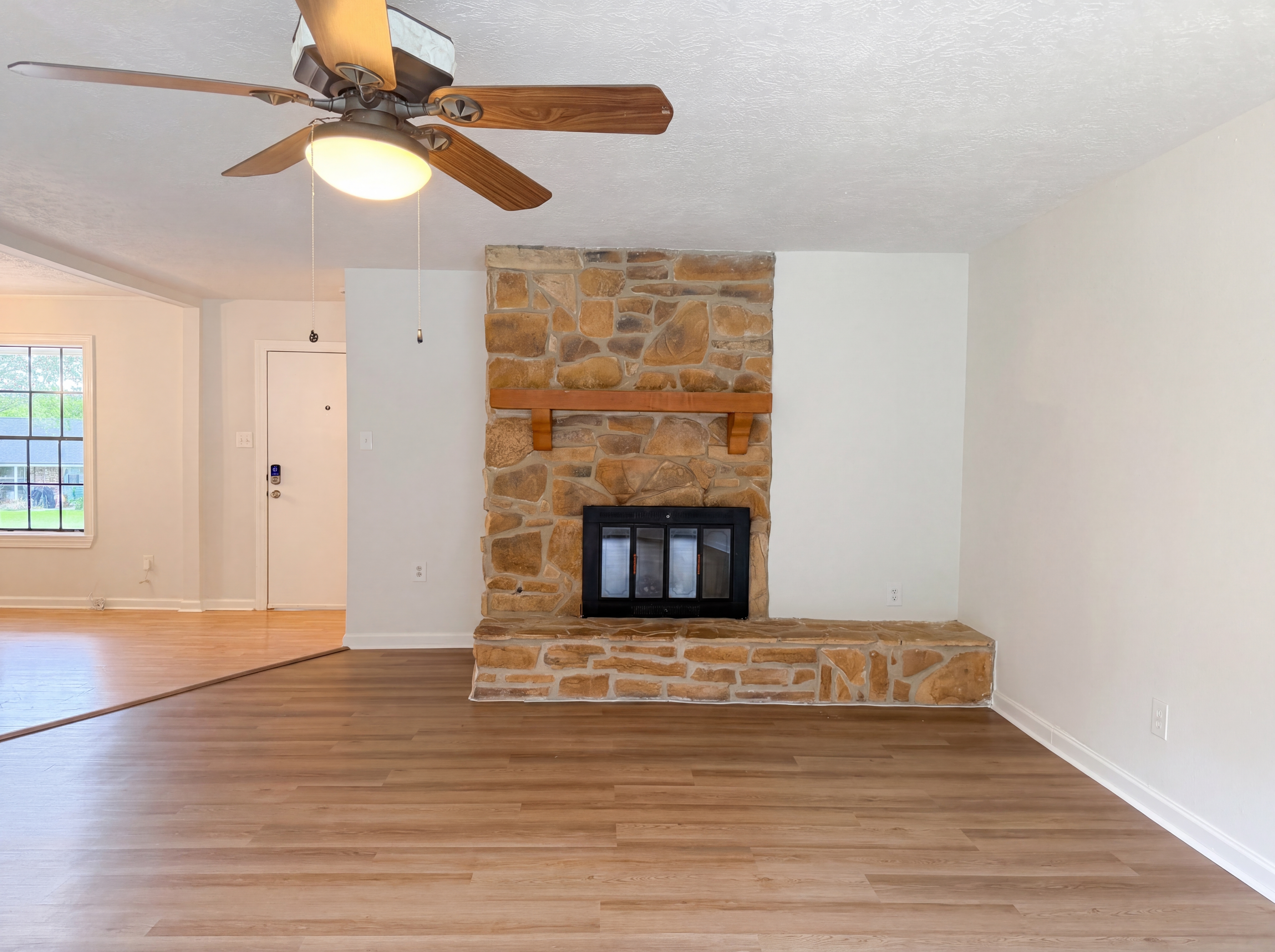 Photo 3 of 21 of 1001 Windy Dr, Brenham, TX