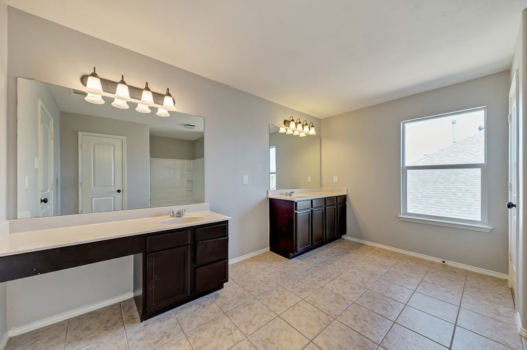 Photo 25 of 37 - 941 John Kennedy Dr, Saginaw, TX 76179