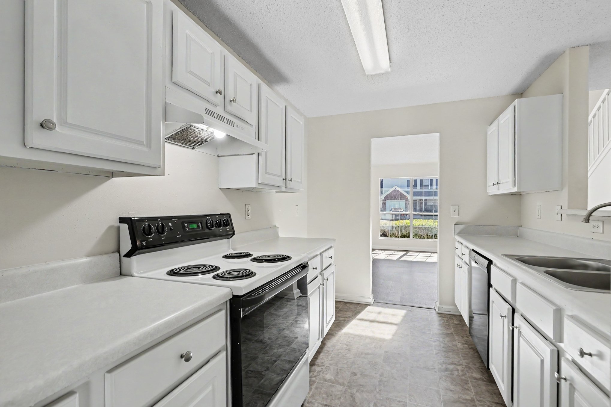 Photo 5 of 23 of 4131 Ravenwood Ct, Union City, GA