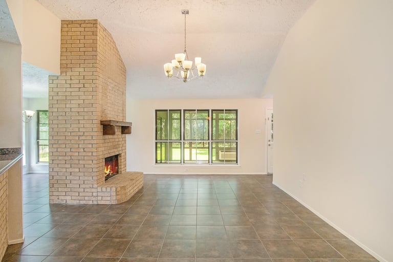 Photo 6 of 17 - 319 Richvale Ln, Webster, TX 77598