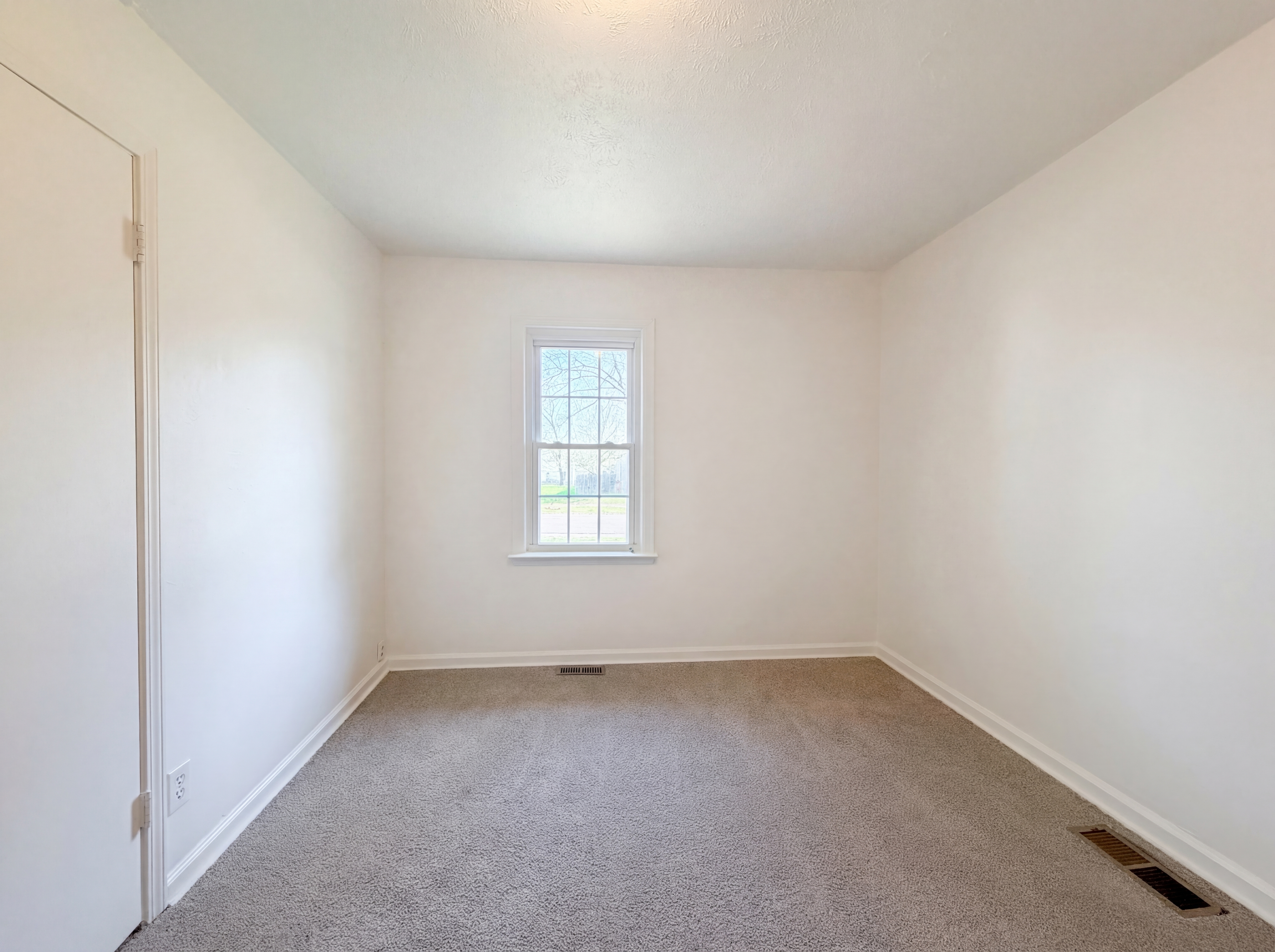 Photo 4 of 17 of 410 B St, Belton, MO