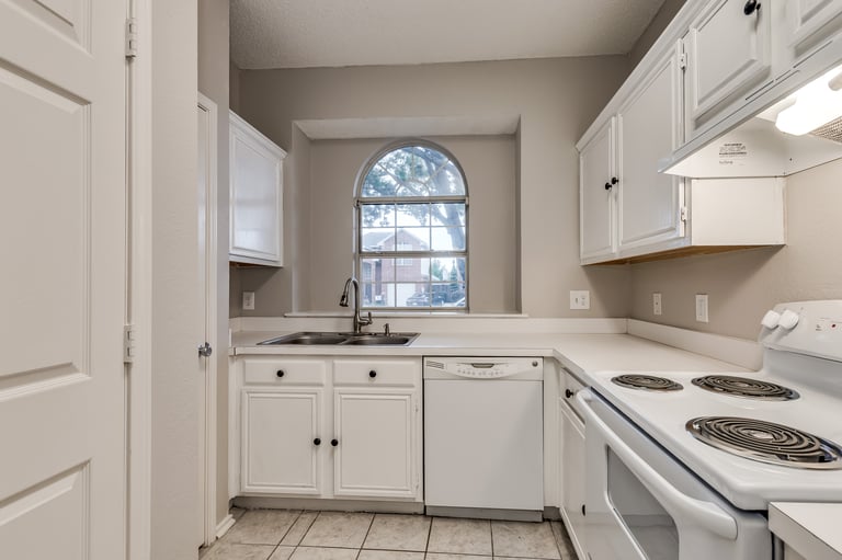 Photo 1 of 21 - 1387 Mimosa Ln, Lewisville, TX 75077