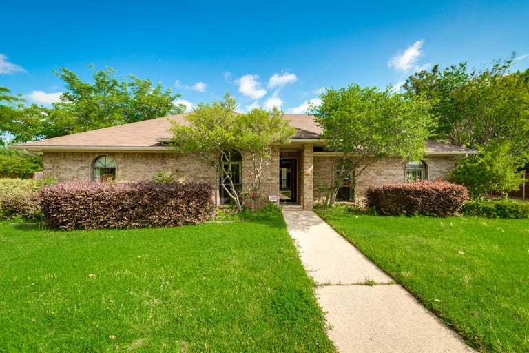 Photo 1 of 31 - 702 Meadowglen Cir, Coppell, TX 75019