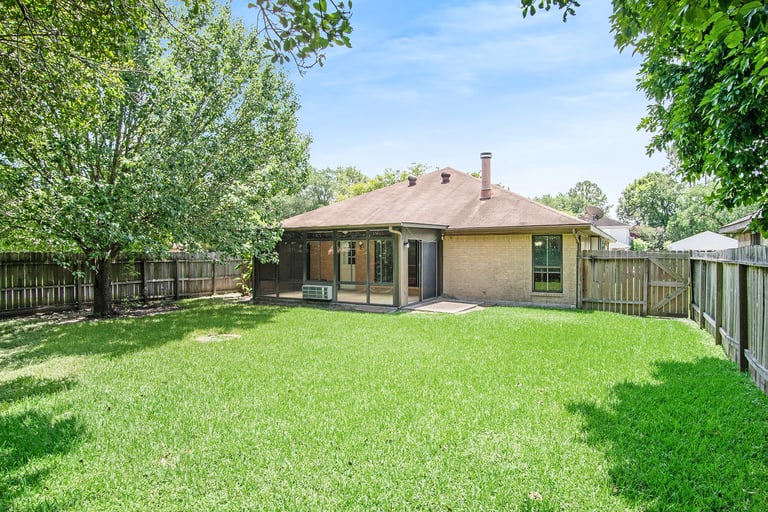 Photo 5 of 17 - 319 Richvale Ln, Webster, TX 77598