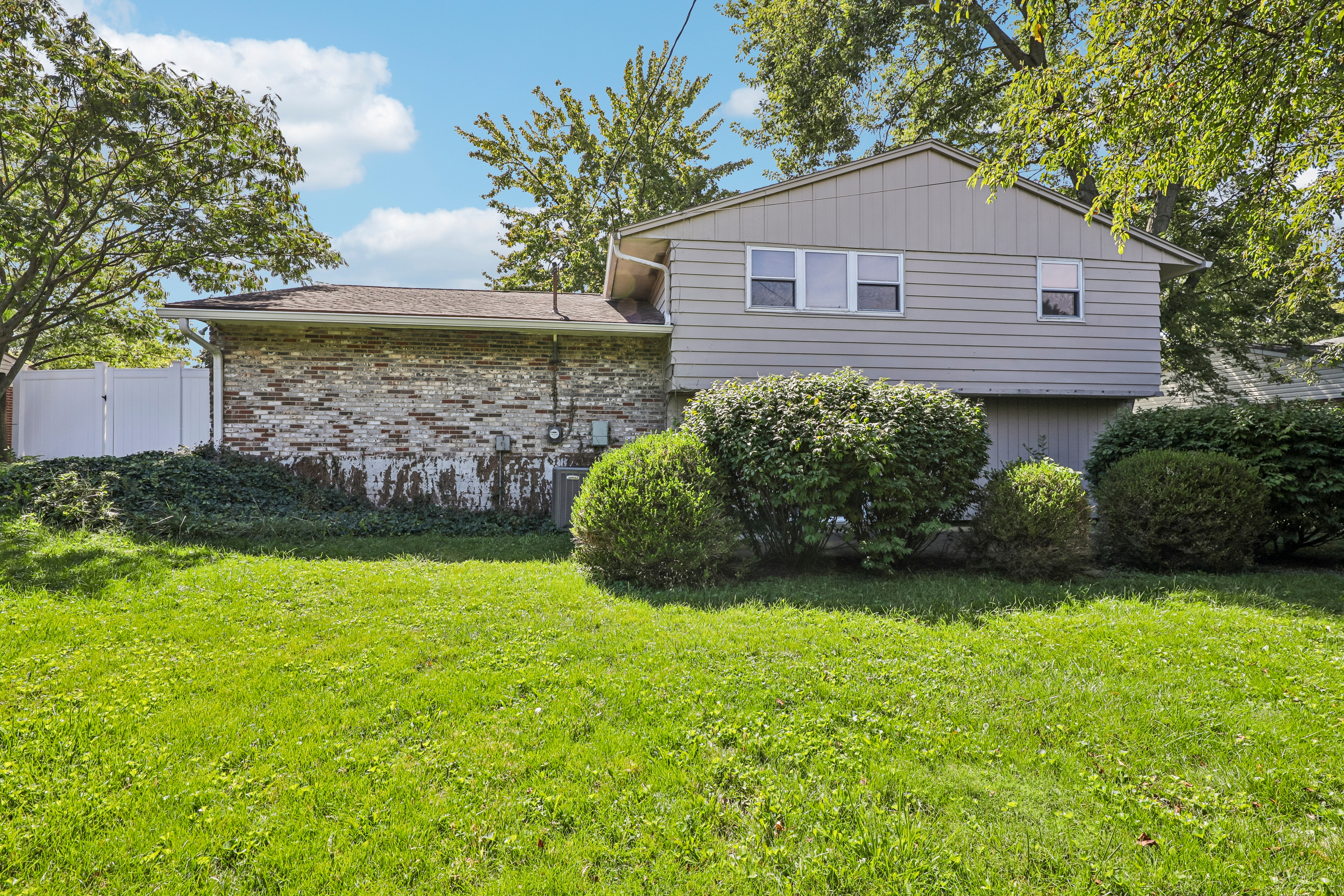Photo 5 of 39 of 6423 Luton Ct, Dayton, OH