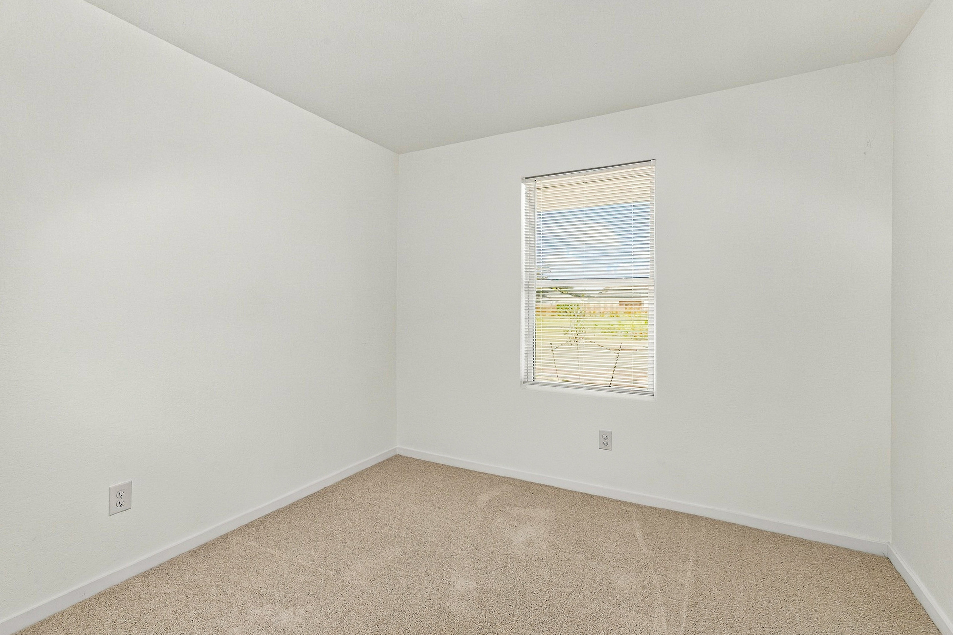 Photo 17 of 25 of 113 Meadowbrook Dr, Odem, TX