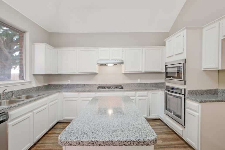 Photo 7 of 24 - 2825 Garden Oaks Pl, Grand Prairie, TX 75052
