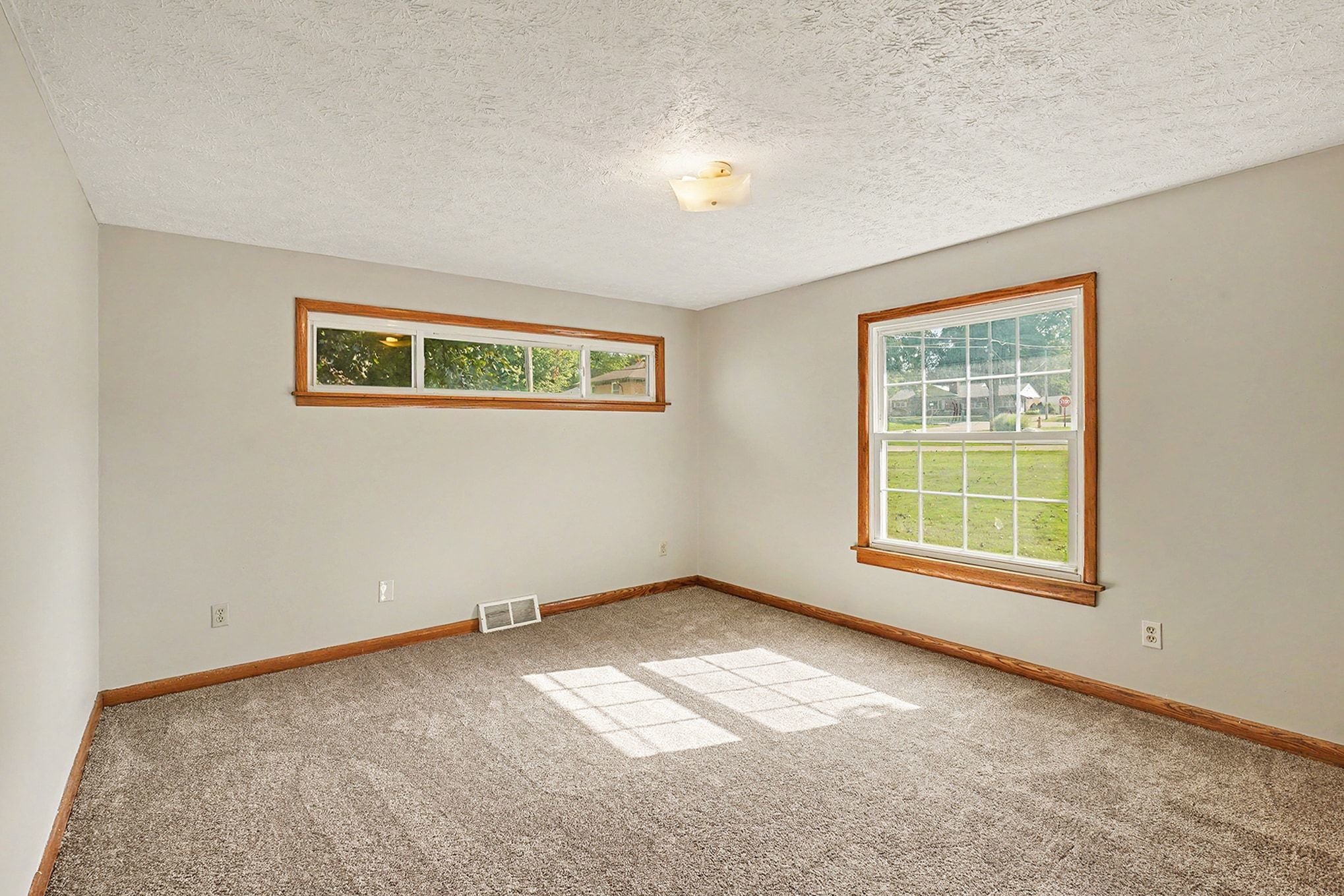 Photo 4 of 28 of 811 Leecrest St NW, Massillon, OH