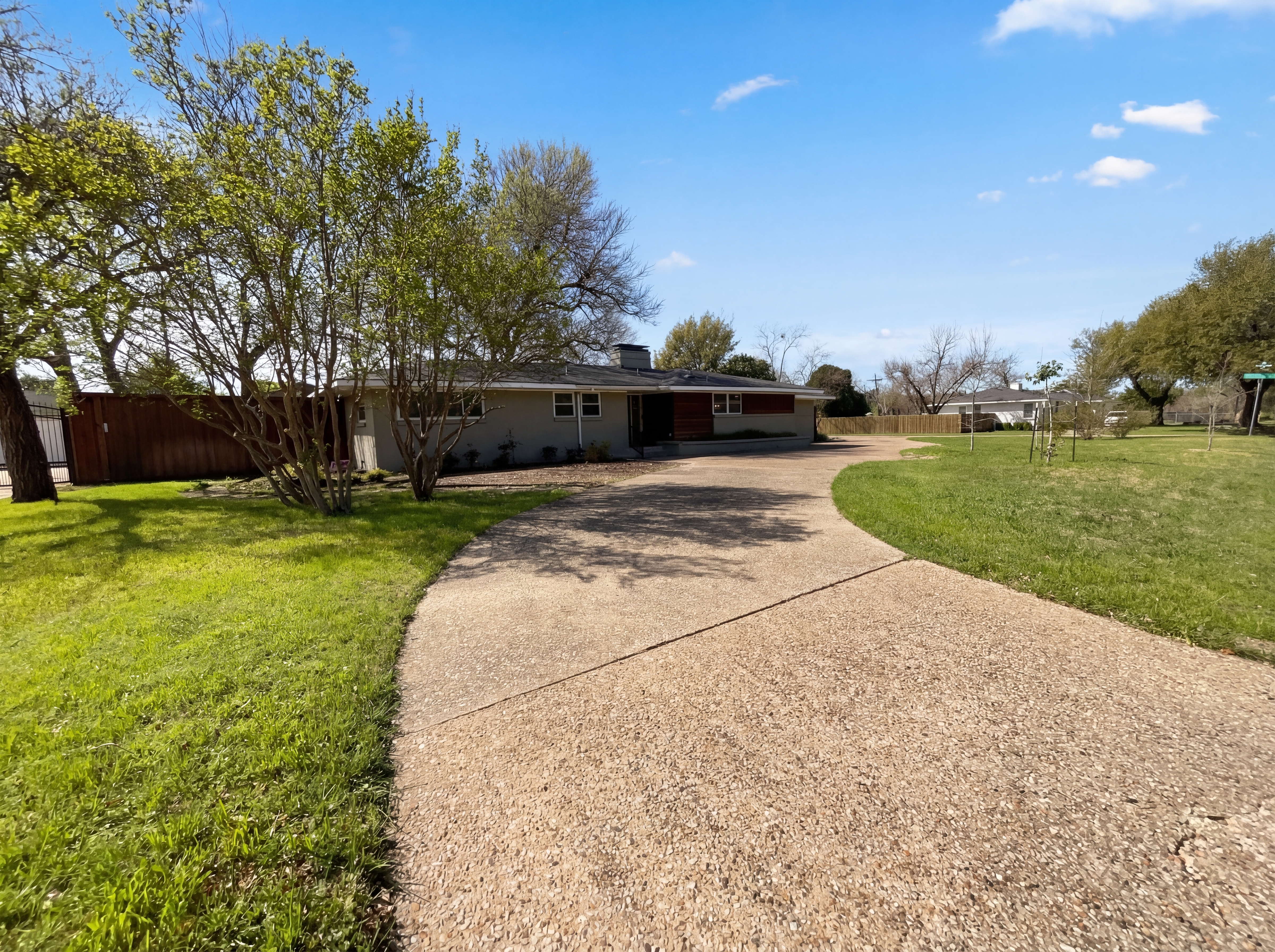 Photo 16 of 18 of 4106 Walnut Hill Ln, Dallas, TX