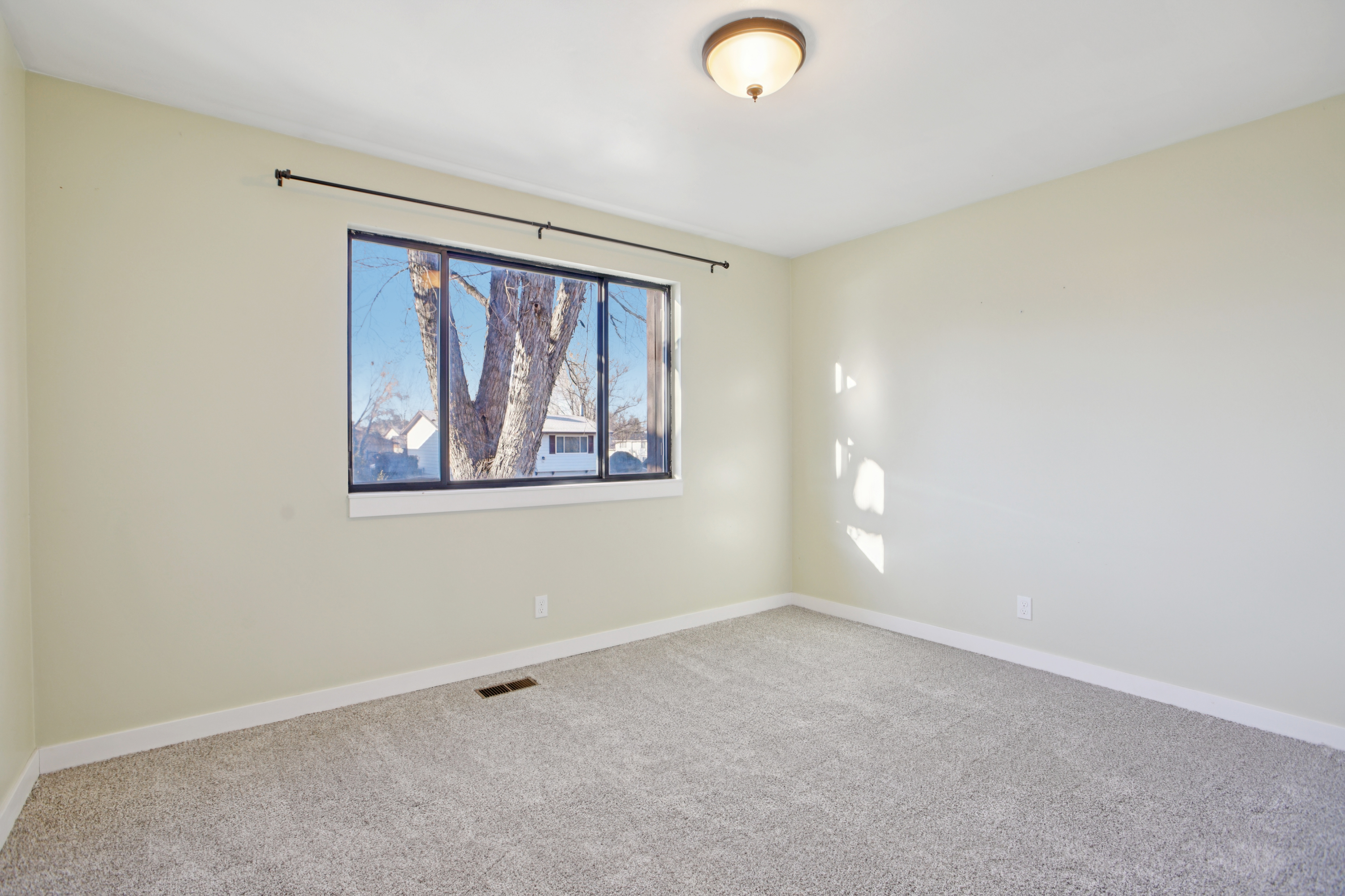 Photo 18 of 29 of 569 E Aloha Ln, Sandy, UT