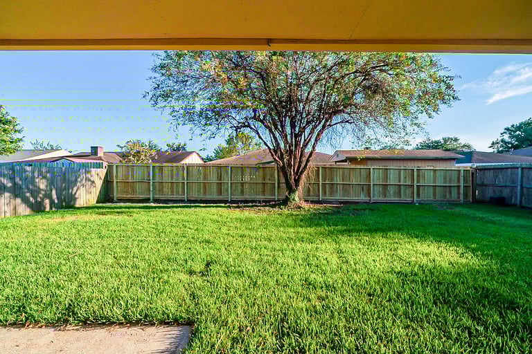 Photo 10 of 27 - 5113 Meadow Crest St, La Porte, TX 77571