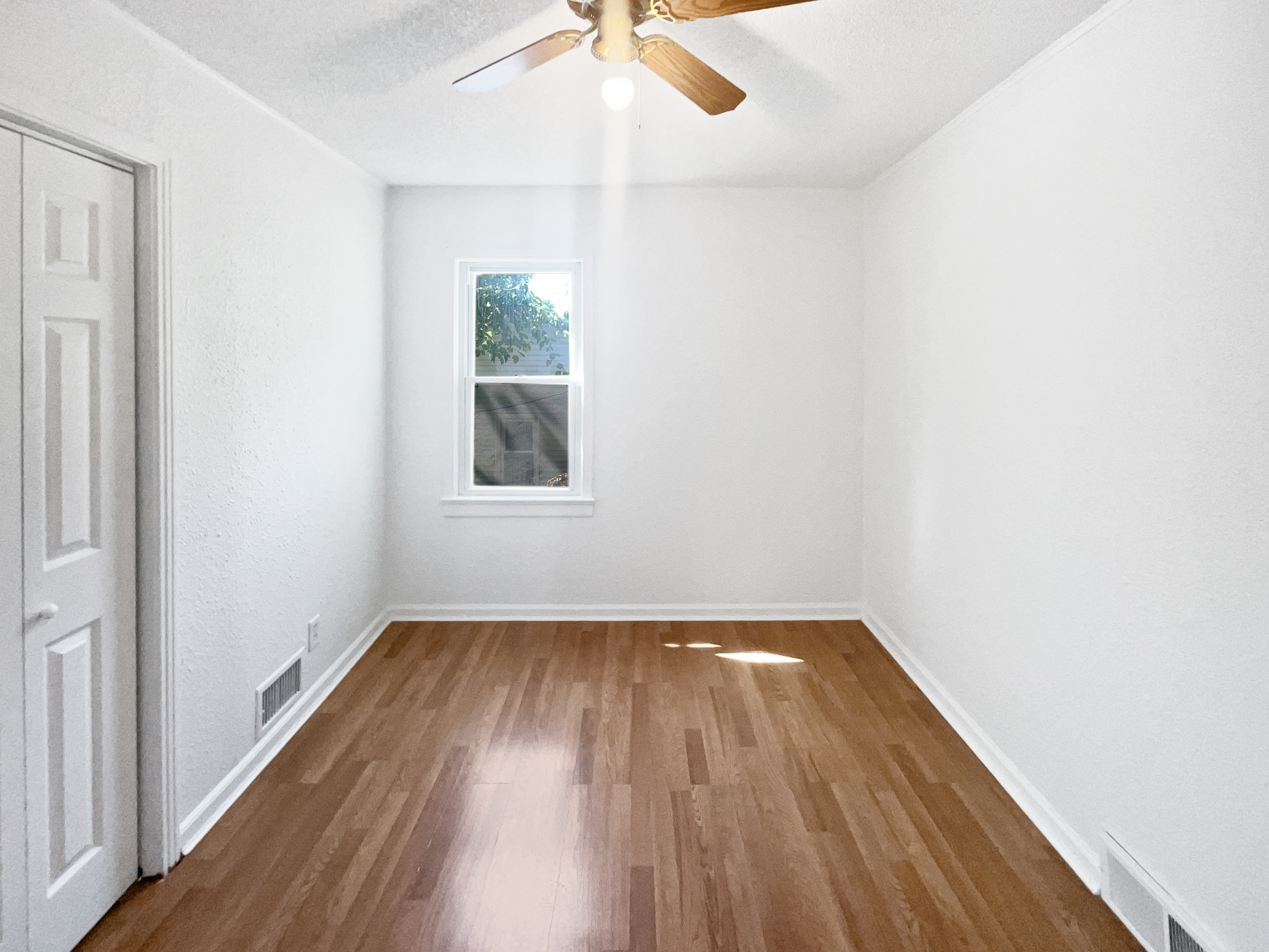 Photo 12 of 24 of 4958 N Lister Ave, Kansas City, MO