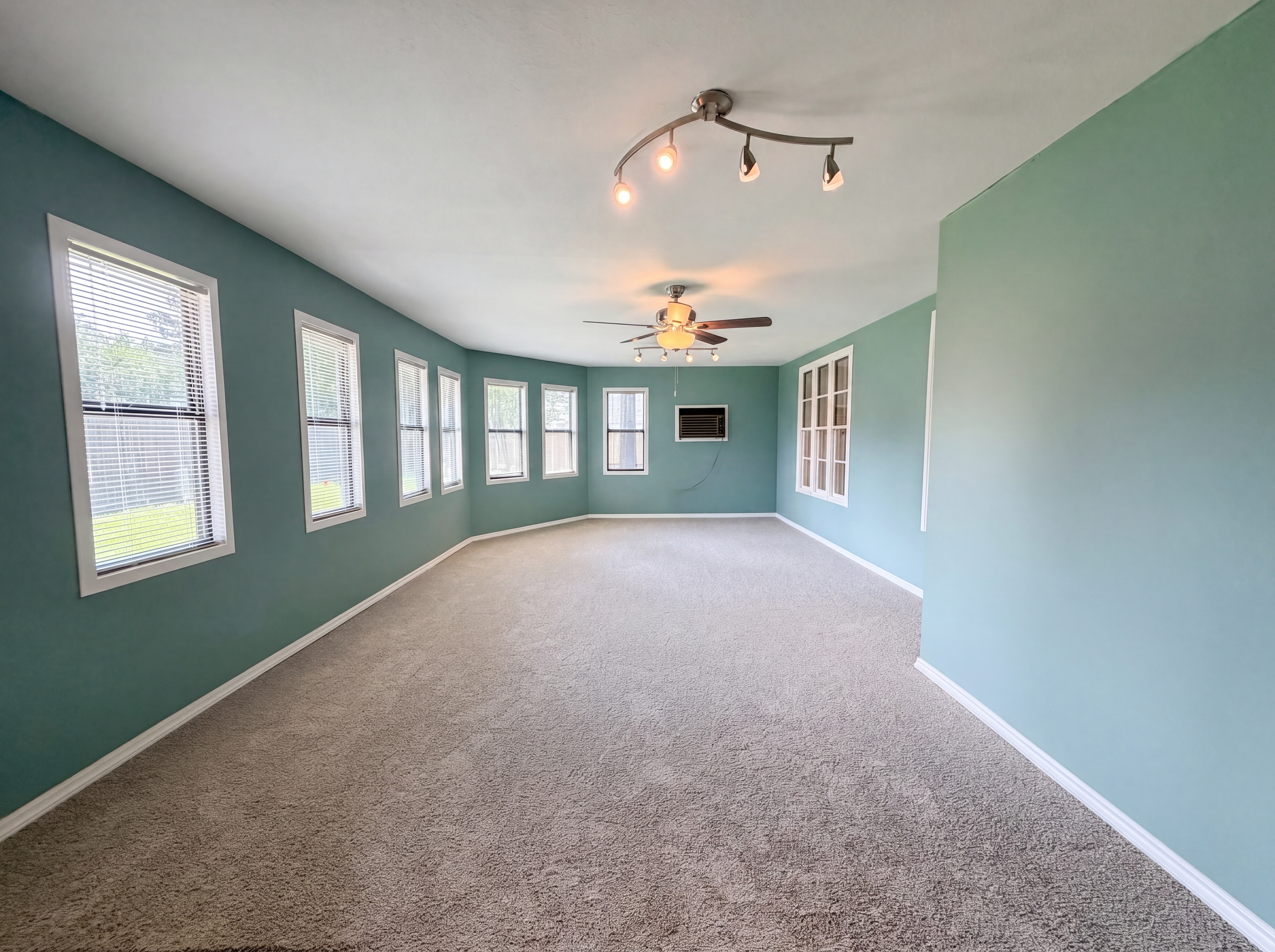 Photo 13 of 26 of 17406 Ridge Top Dr, Houston, TX