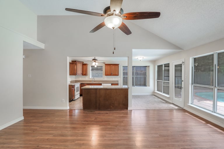 Photo 5 of 22 - 6312 Brookmont Ct, Arlington, TX 76018