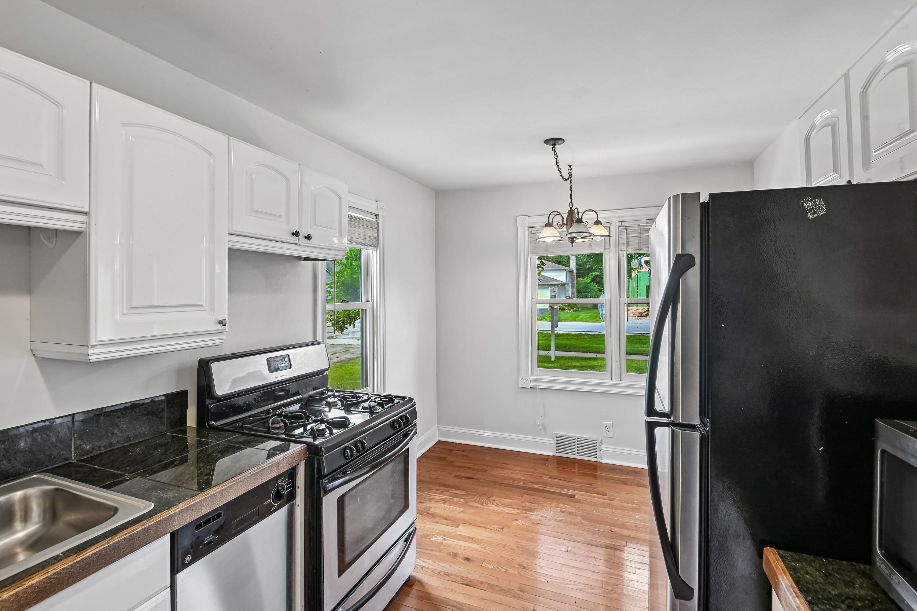 Photo 45 of 72 of 4811 Roslyn Rd, Downers Grove, IL