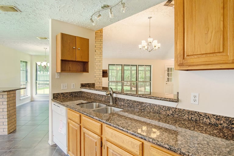Photo 8 of 17 - 319 Richvale Ln, Webster, TX 77598