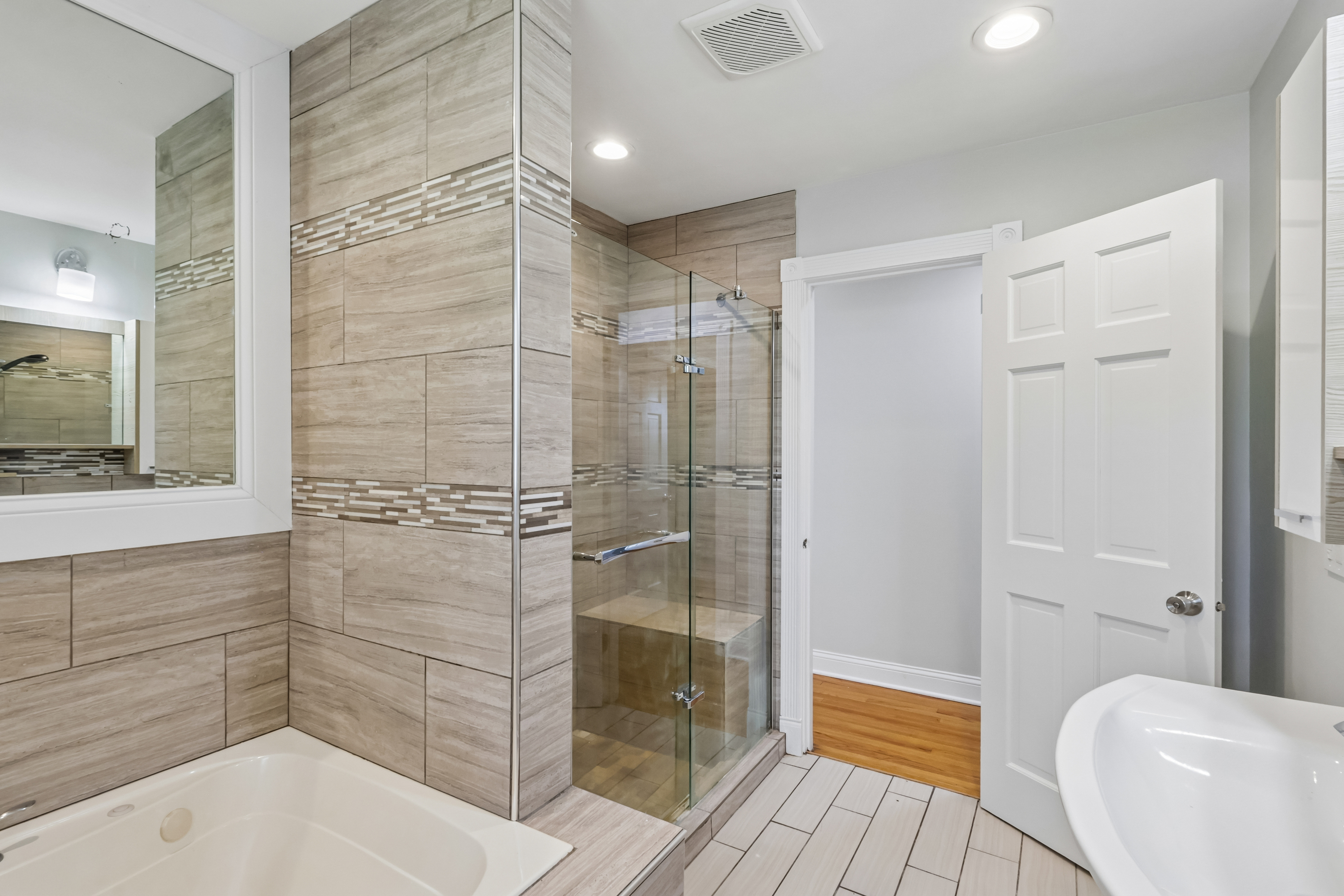 Photo 6 of 38 of 520 Woodlyn Dr, Aurora, IL