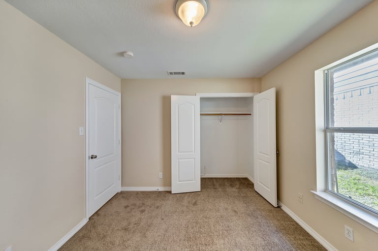 Photo 18 of 22 - 2648 Bishop Allen Ln, Dallas, TX 75237