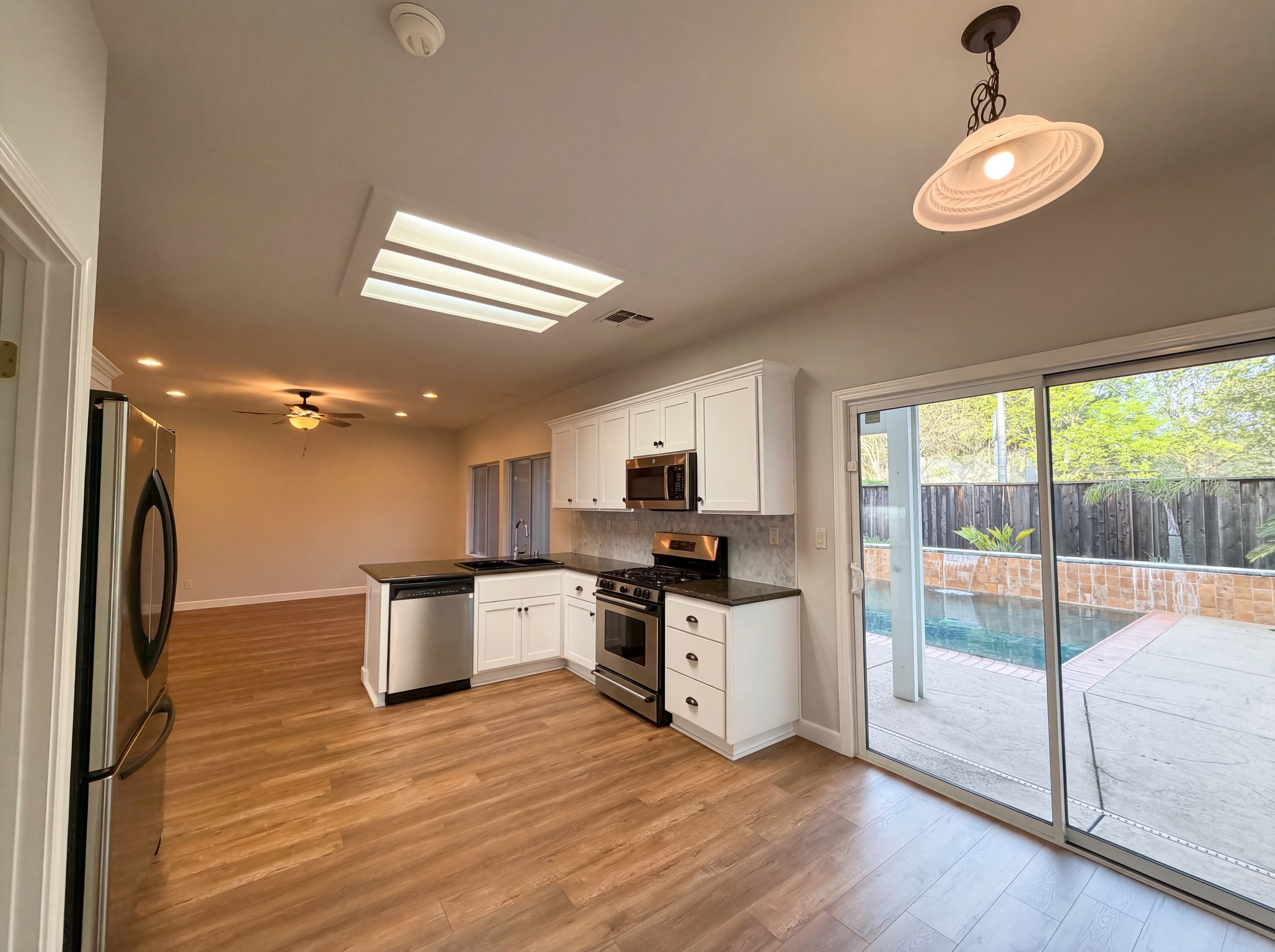 Photo 20 of 39 of 224 Pinecrest Ct, Roseville, CA