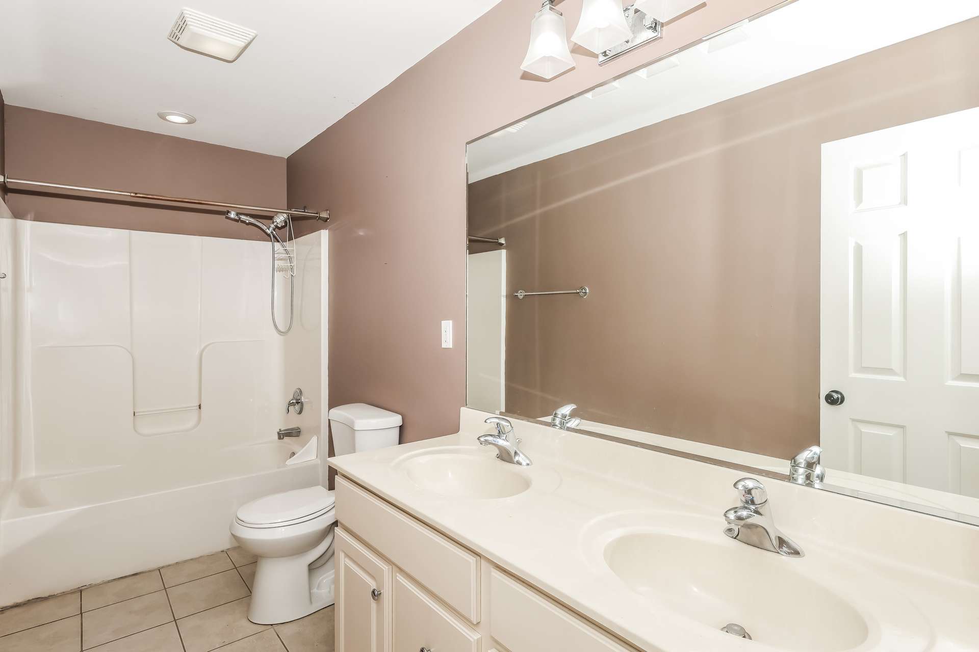 Photo 17 of 23 of 10917 Worthington Ln, Prospect, KY