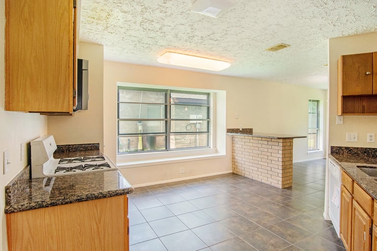 Photo 9 of 17 - 319 Richvale Ln, Webster, TX 77598